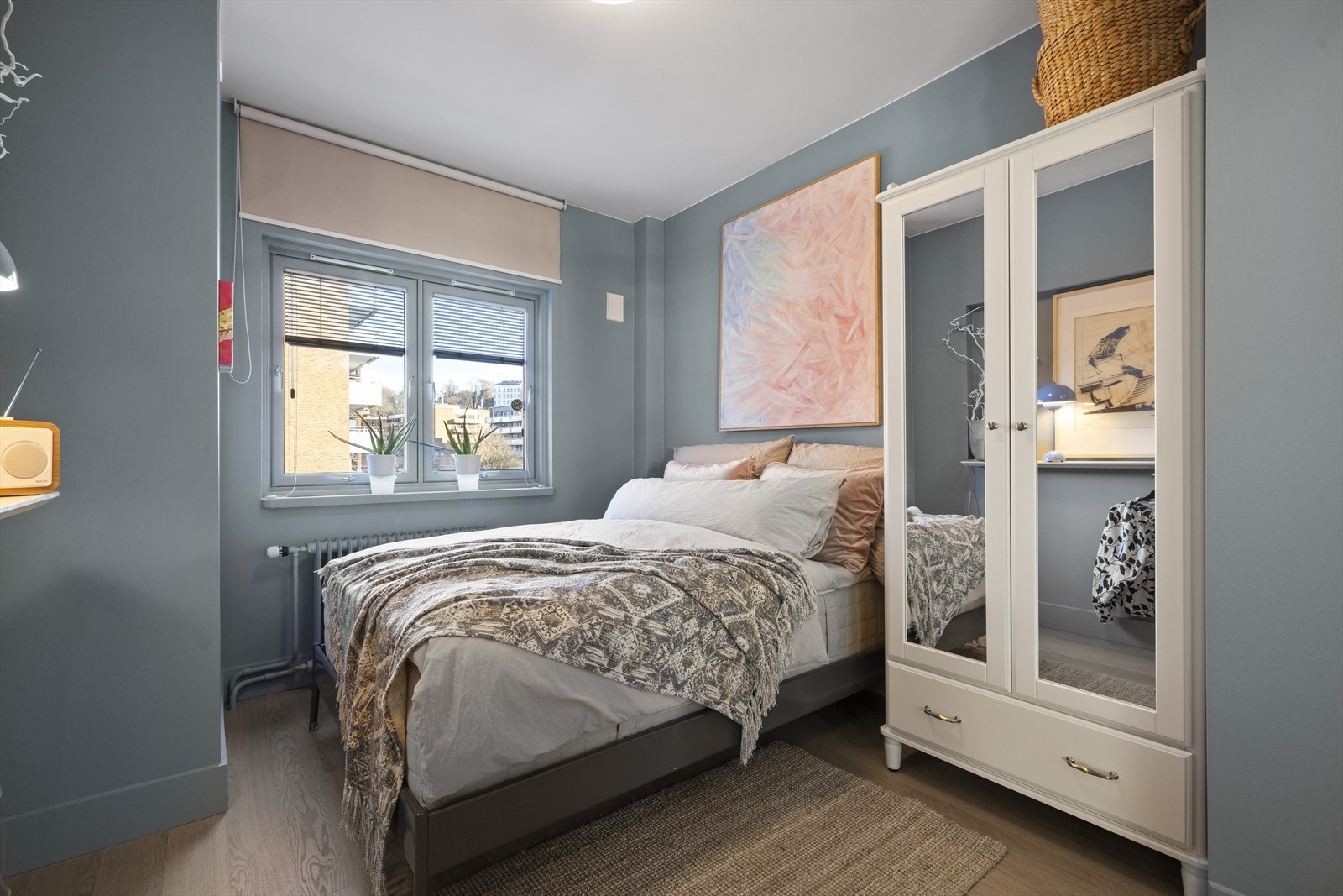 Gode oppbevaringsmuligheter. Vinduet vender ut mot bakgården. Galleribilde