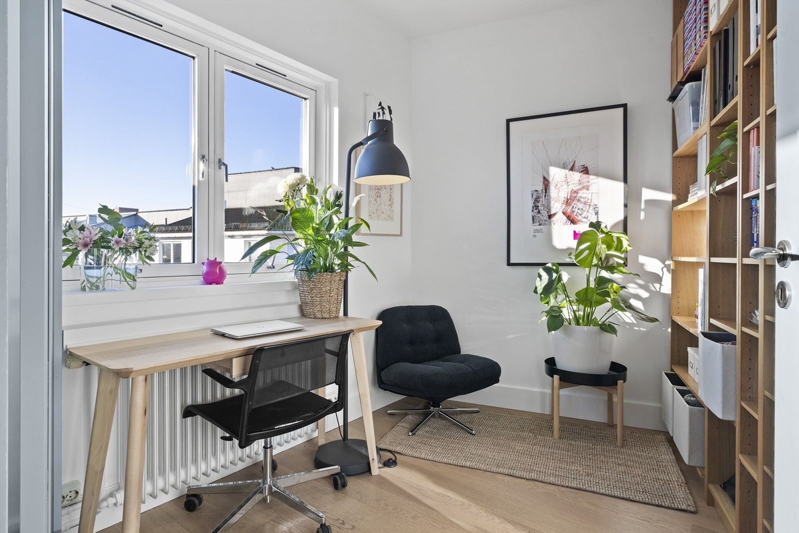 Pent soverom som har mange bruksmuligheter og kan fint benyttes som barnerom, gjesterom eller kontor, alt etter eget behov. Galleribilde