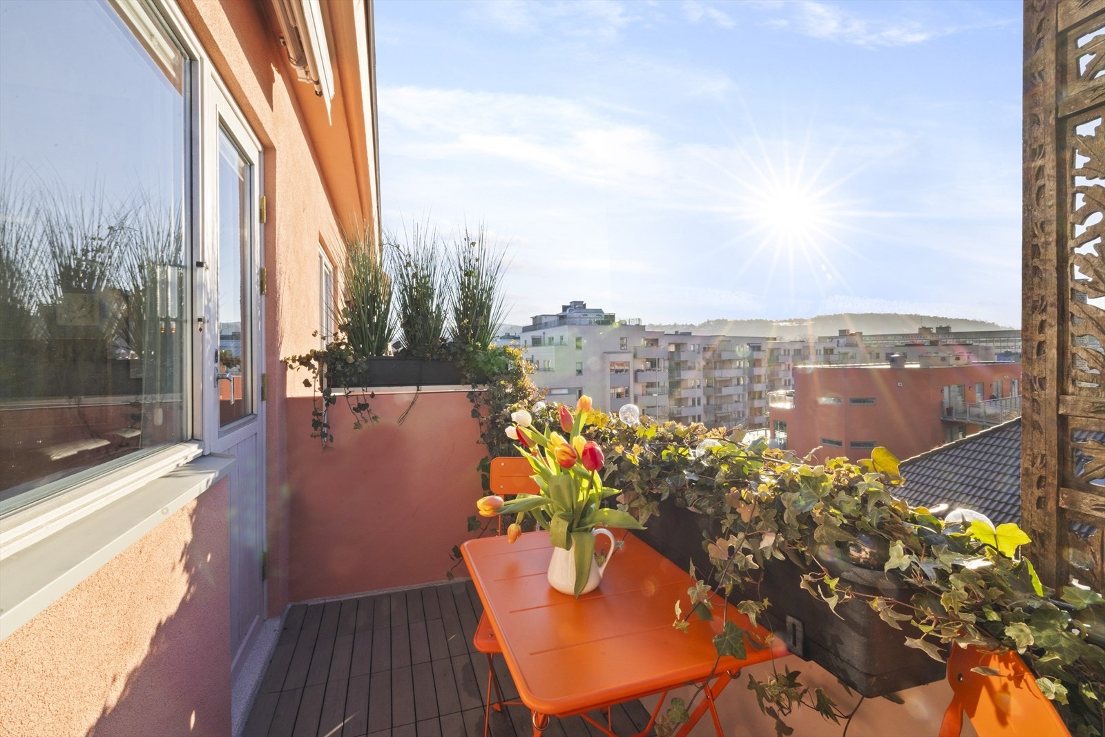 Balkong med sol fra ca. klokken 10 til 22 på sommeren i følge selger Galleribilde