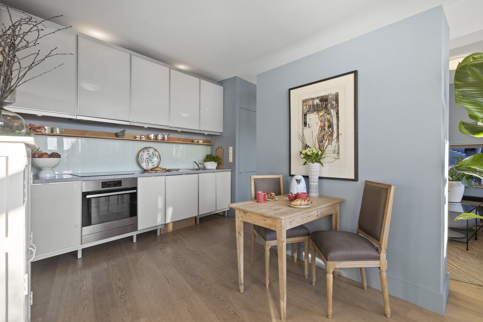 Pent kjøkken med god oppbevaringsplass og smarte løsninger. Galleribilde