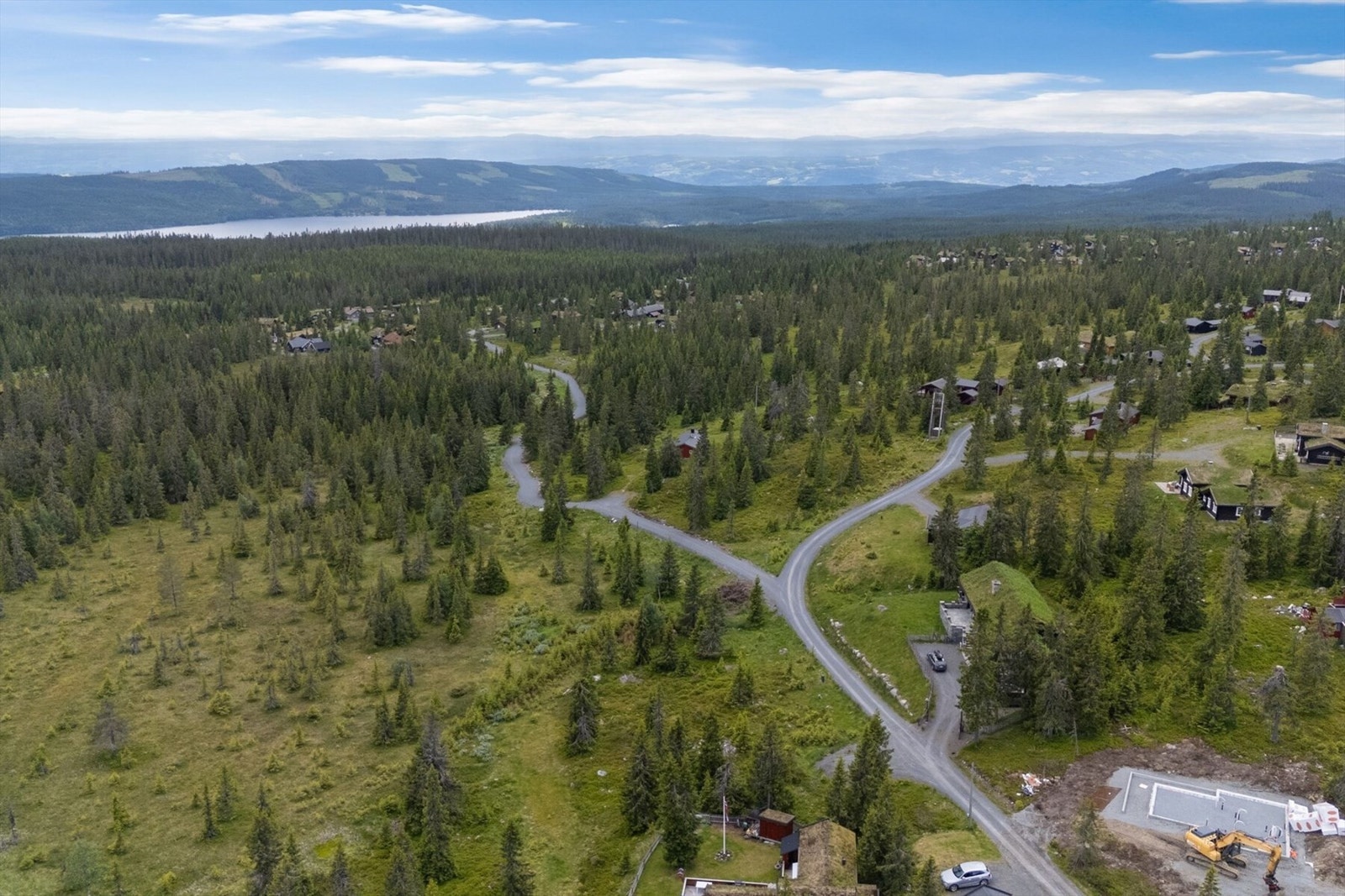 Dronefoto over tomt. Her mot Mesnavatnet og Lillehammer Galleribilde