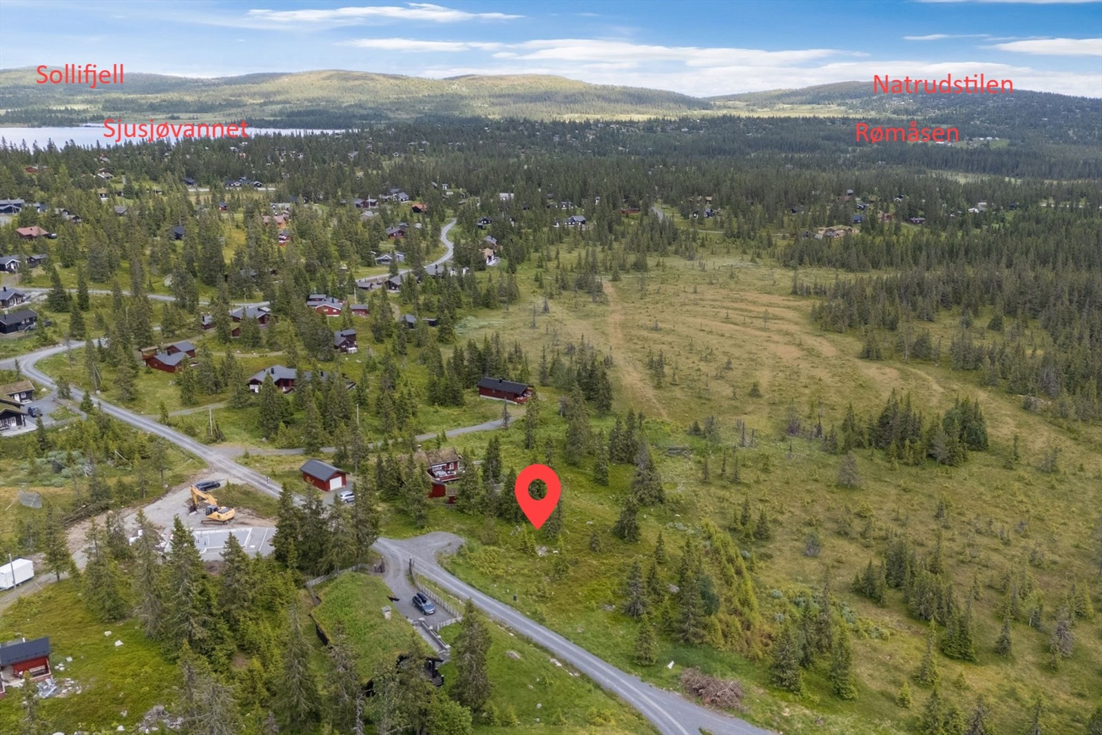 Dronefoto over tomt. Her i retning mot Sjusjøvannet, Sollifjell og Rømåsen Galleribilde