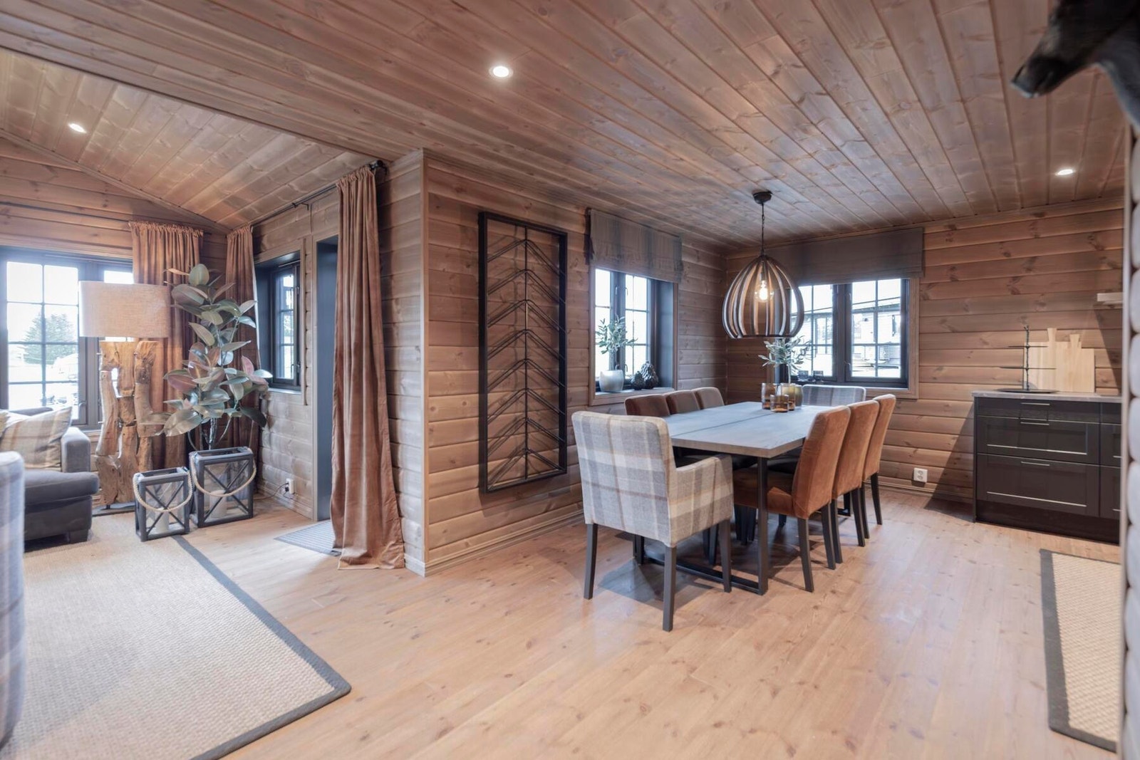 Romslig spiseplass i tilknytning til kjøkkendelen Galleribilde