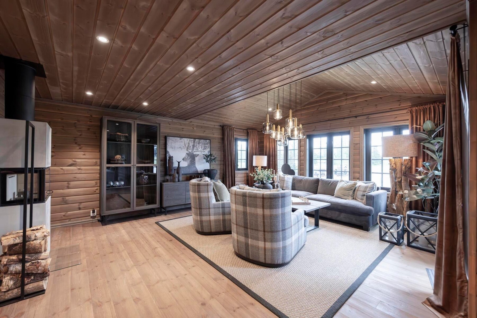 Koselig stue. Foto fra visningshytte Rondablikk 100 på Hellerudsletta Galleribilde