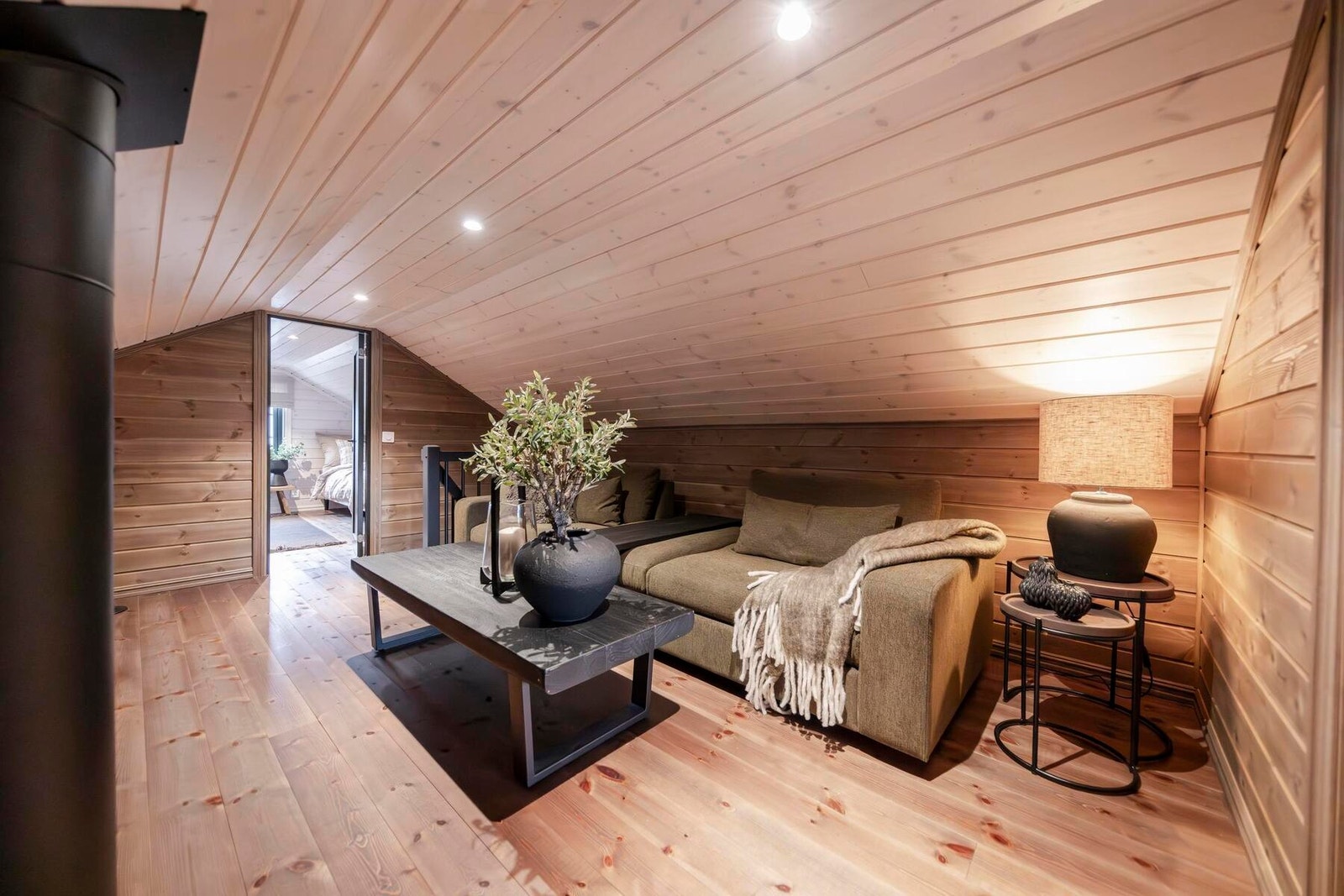 Hemsen har 3 gode rom, og gir god ekstra plass og TV stue om man ønsker. Foto fra visningshytte Rondablikk 100 på Hellerudsletta Galleribilde