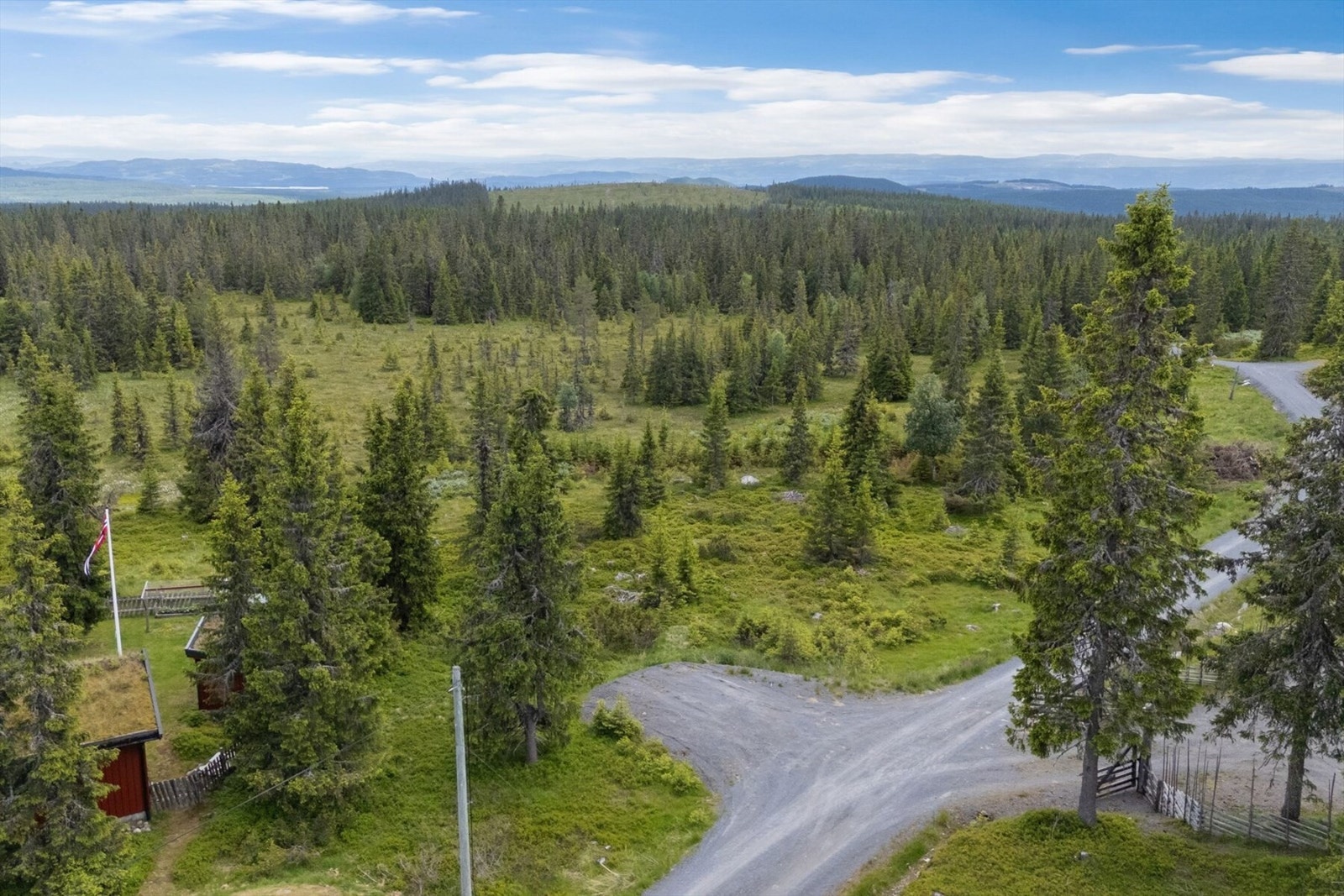 Dronefoto over tomt. På nersiden er det ingen hytter i syningen Galleribilde
