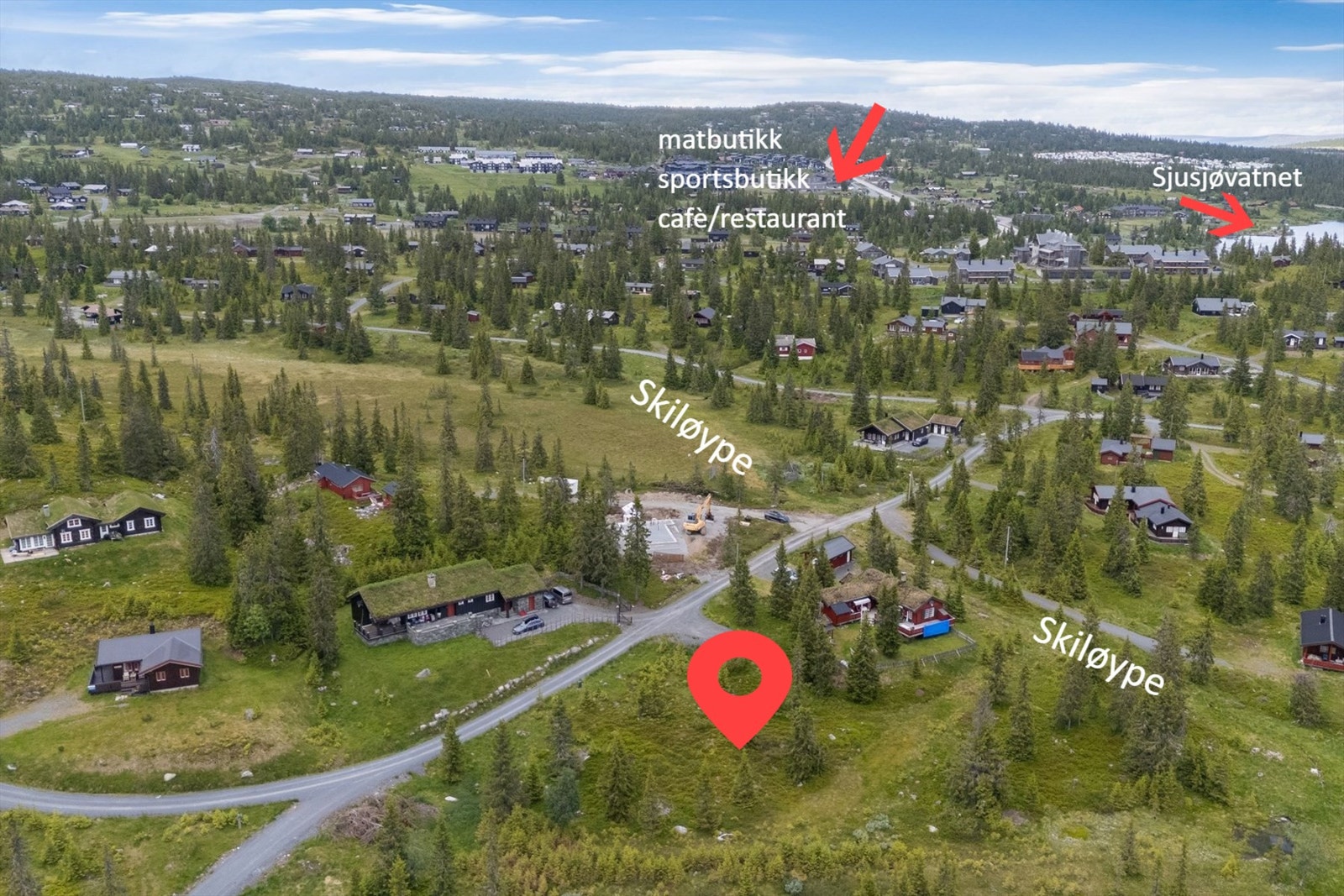 Langrennsløypene går rett ved tomta og det er kort avstand til butikker og Sjusjøvannet Galleribilde