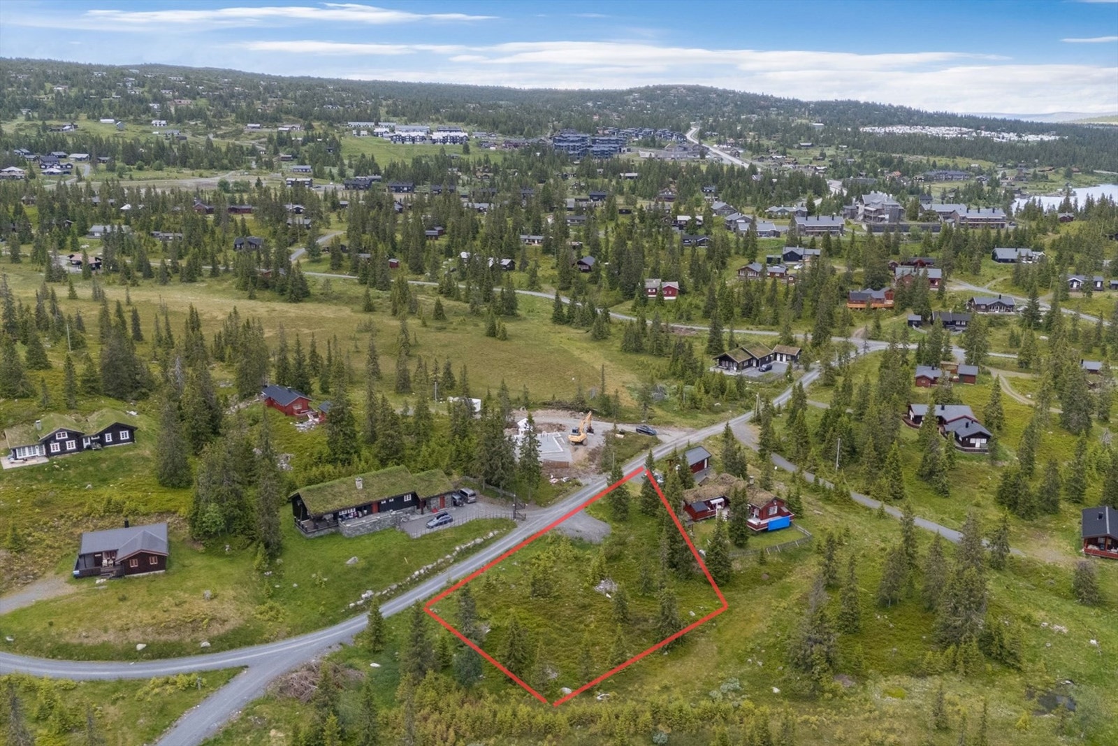 Tomta ligger sentralt men usjenert til på Sjusjøen. Markering av tomt er ca. og ikke eksakt Galleribilde