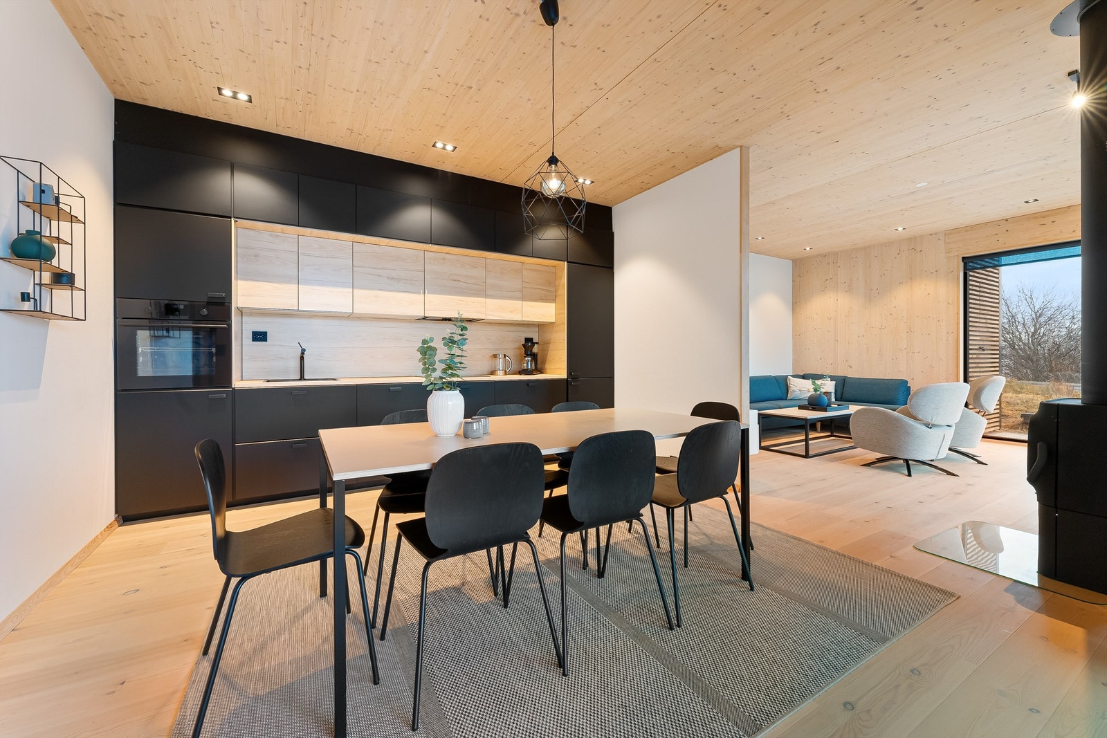 Masse skaplass på kjøkkenet. Galleribilde