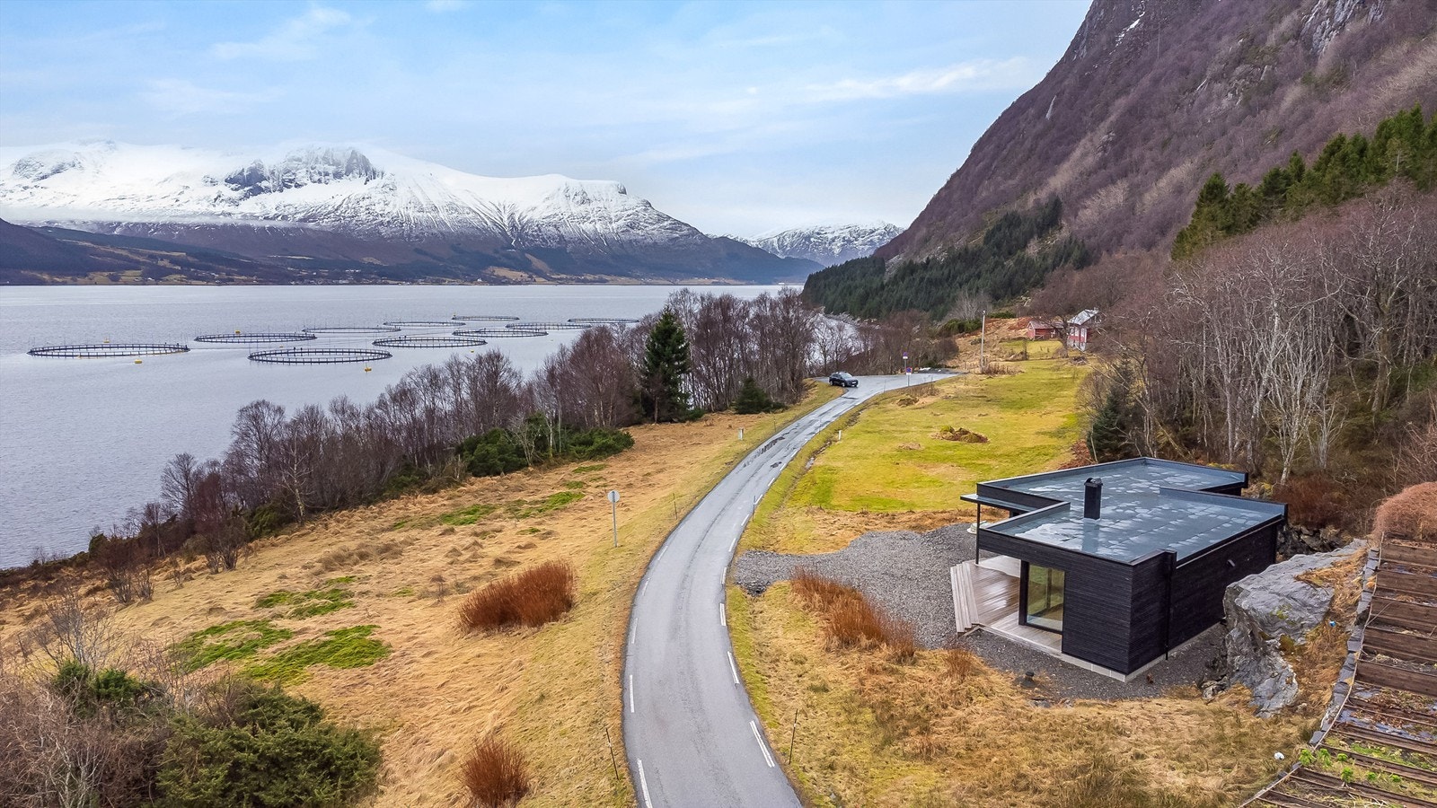 Hytten ligger nesten helt til endes på Jøsok Galleribilde