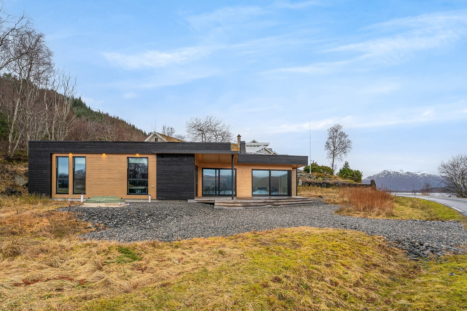 Moderne hytte like ved sjøen Galleribilde