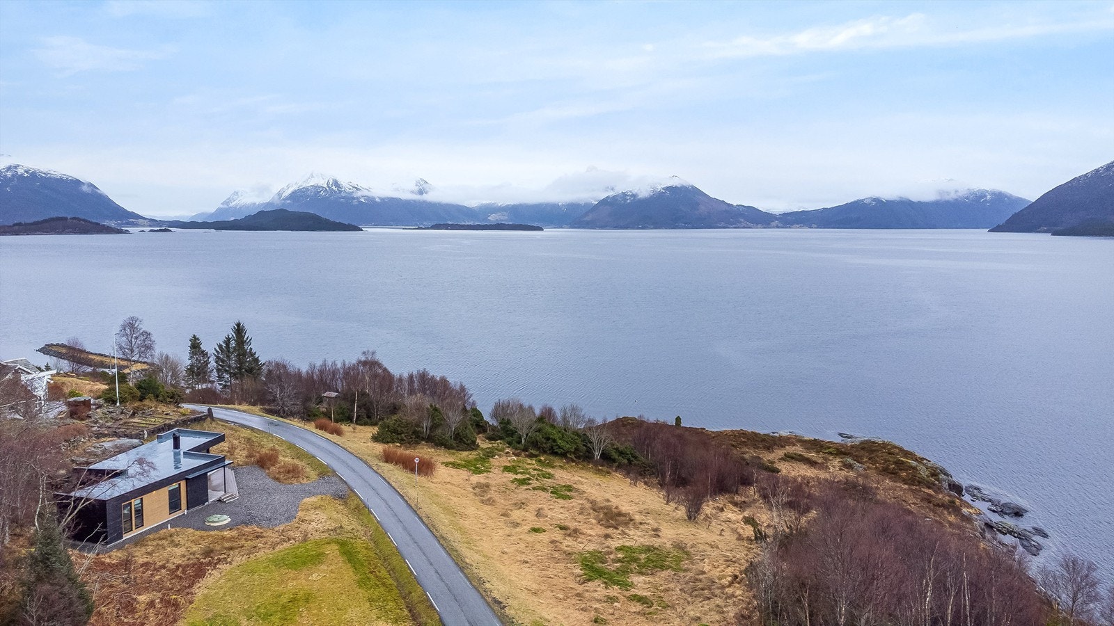 Fritidseiendom ved sjøen - Utsikt mot Volda fjorden Galleribilde