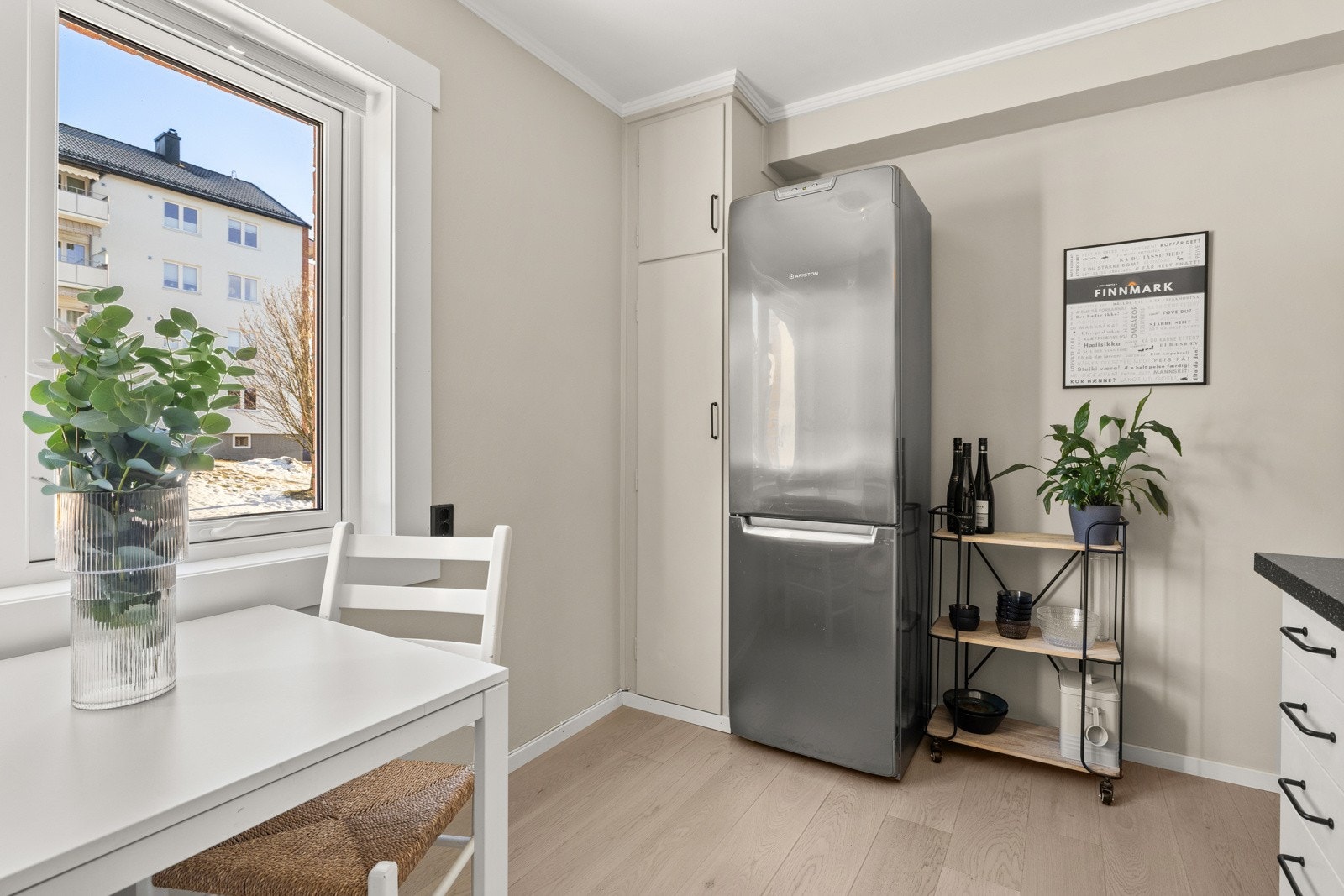 Du får god plass til å innrede med et spisebord på kjøkkenet. Galleribilde