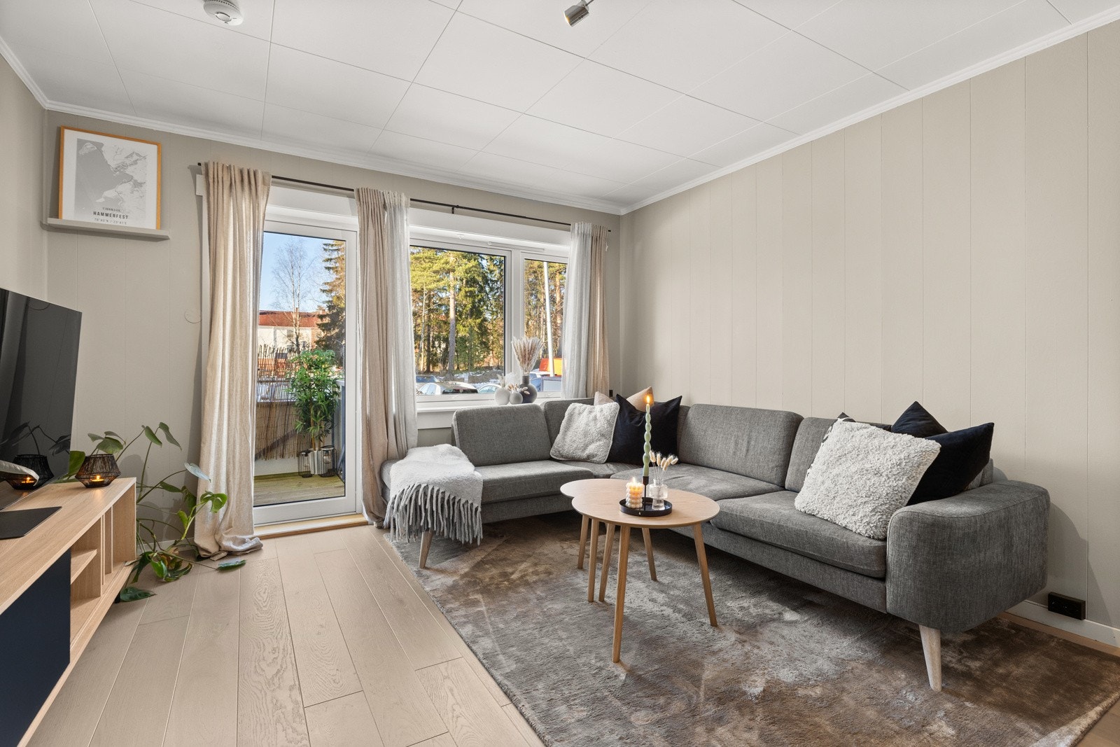 Store vindusflater som slipper inn godt med dagslys. Vinduer fra 2022. Galleribilde