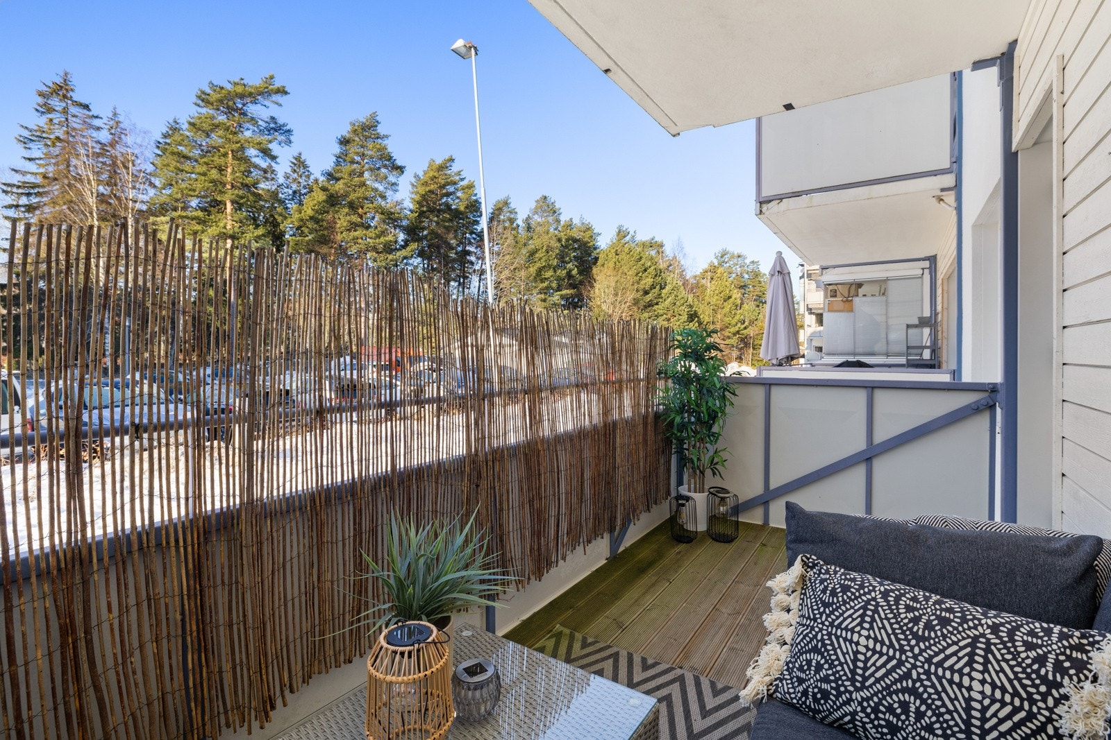 Stue med utgang til solrik, vestvendt balkong på 7 m². Leiligheten har en meget fin intern beliggenhet i grønne og fine omgivelser. Galleribilde