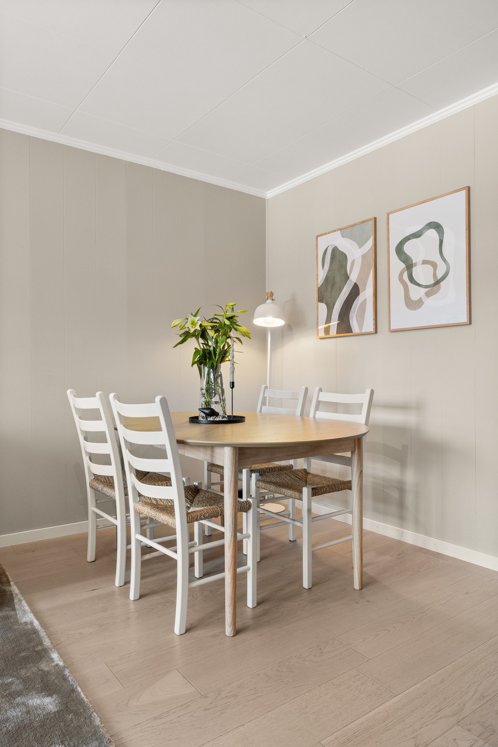 Du får god plass til å innrede med et spisebord i stuen. Galleribilde