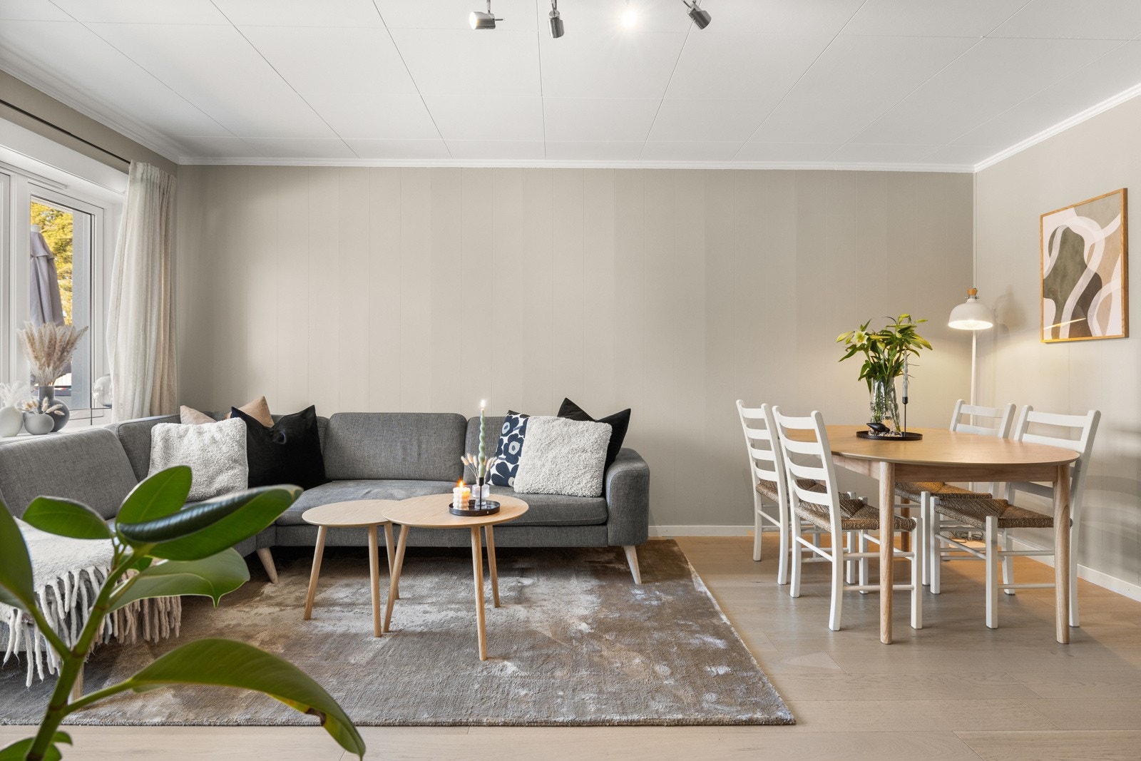 Lys og gjennomgående 2-roms leilighet i høy 1.etg. Galleribilde