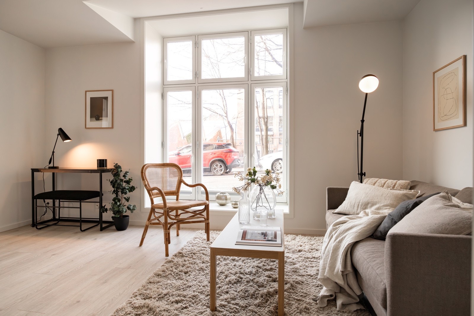 Den store klassiske vindusflaten slipper inn rikelig med naturlig lys. Alle vinduene i leiligheten har 3-lags isolerglass og brede vinduskarmer for planter og dekor. Galleribilde