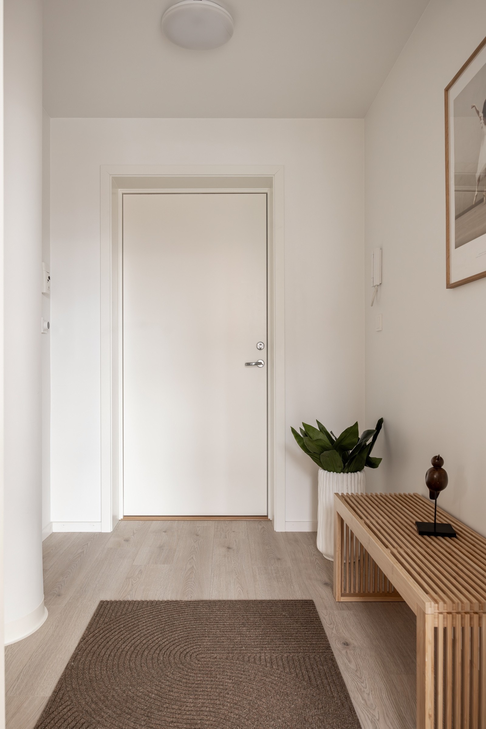 I entréen har du plass til garderobeløsning etter eget ønske og behov. Montert porttelefon og sikringsskap med automatsikringer på vegg. Galleribilde