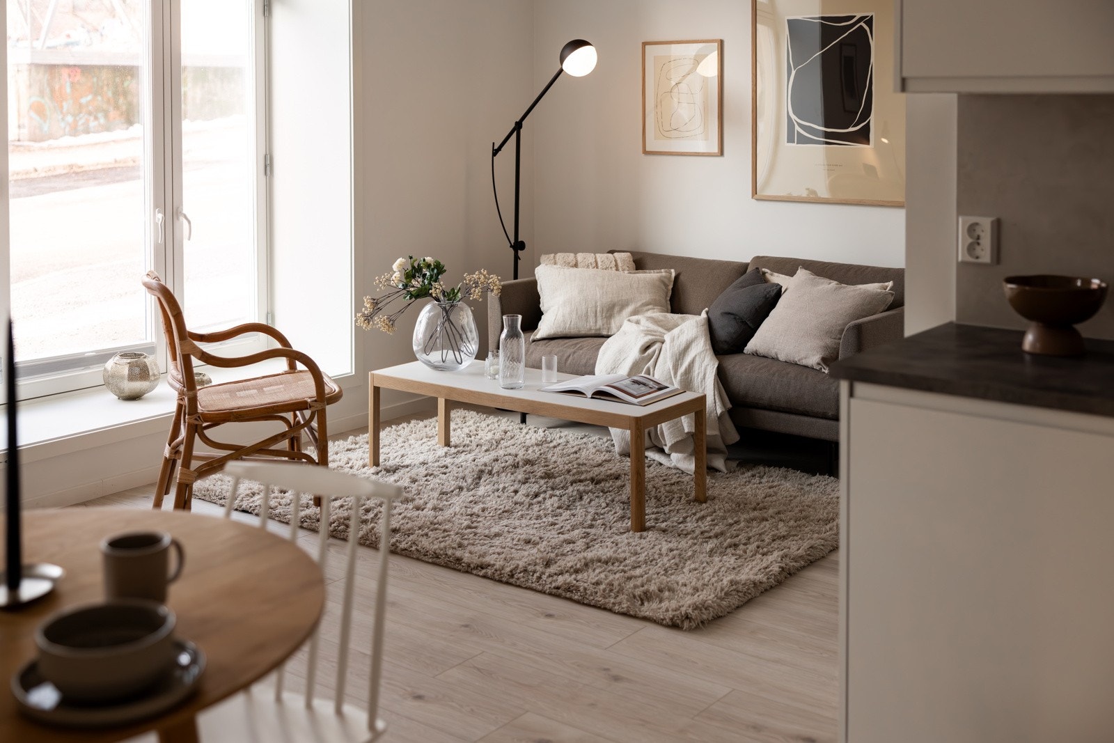 God og moderne standard fra 2024 med enstavs laminat på gulv, vannbåren gulvvarme, glatte lysmalte overflater og skjult elektrisk anlegg. Galleribilde