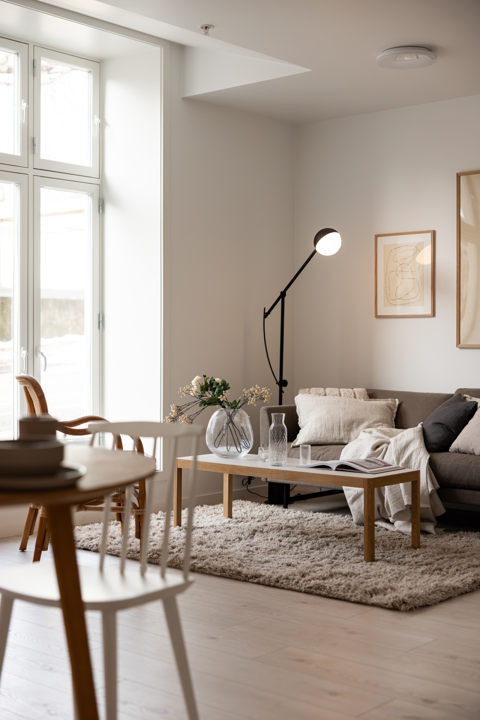 En lys, fin og helt ny 2-roms selveierleilighet i en flott klassisk bygård med store vindusflater. Galleribilde
