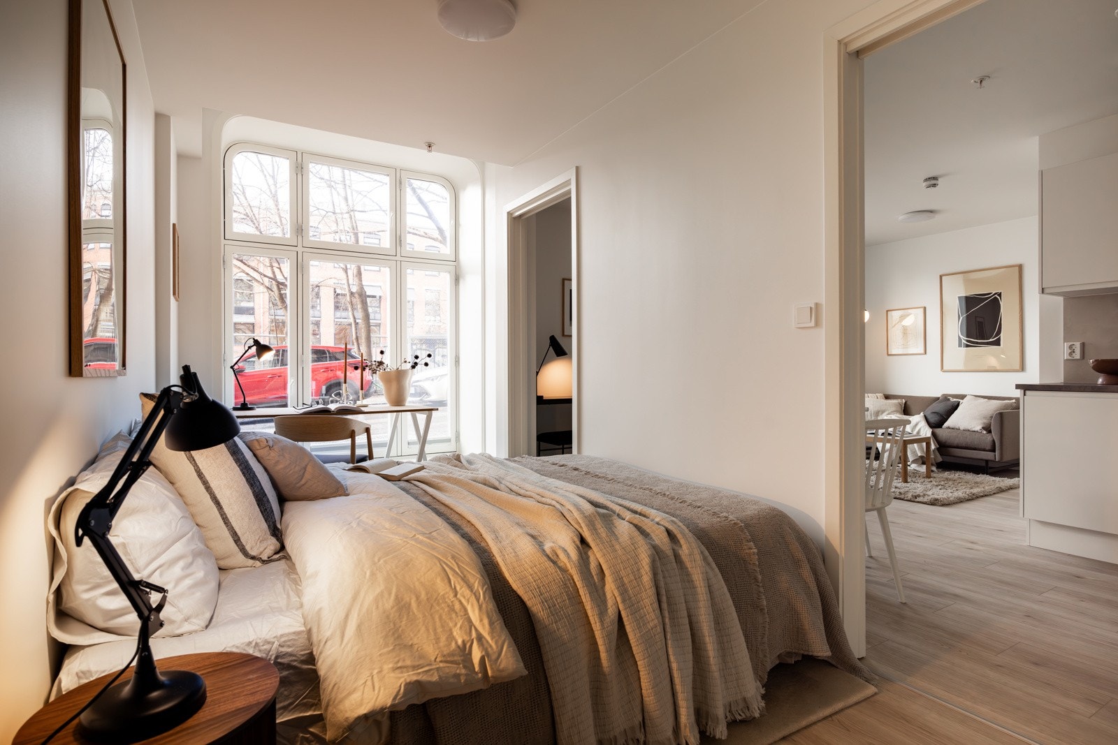 På soverommet er det naturlig plass til dobbeltseng med tilhørende nattbord, samt en kontorpult ved den store klassiske vindusflaten. Galleribilde