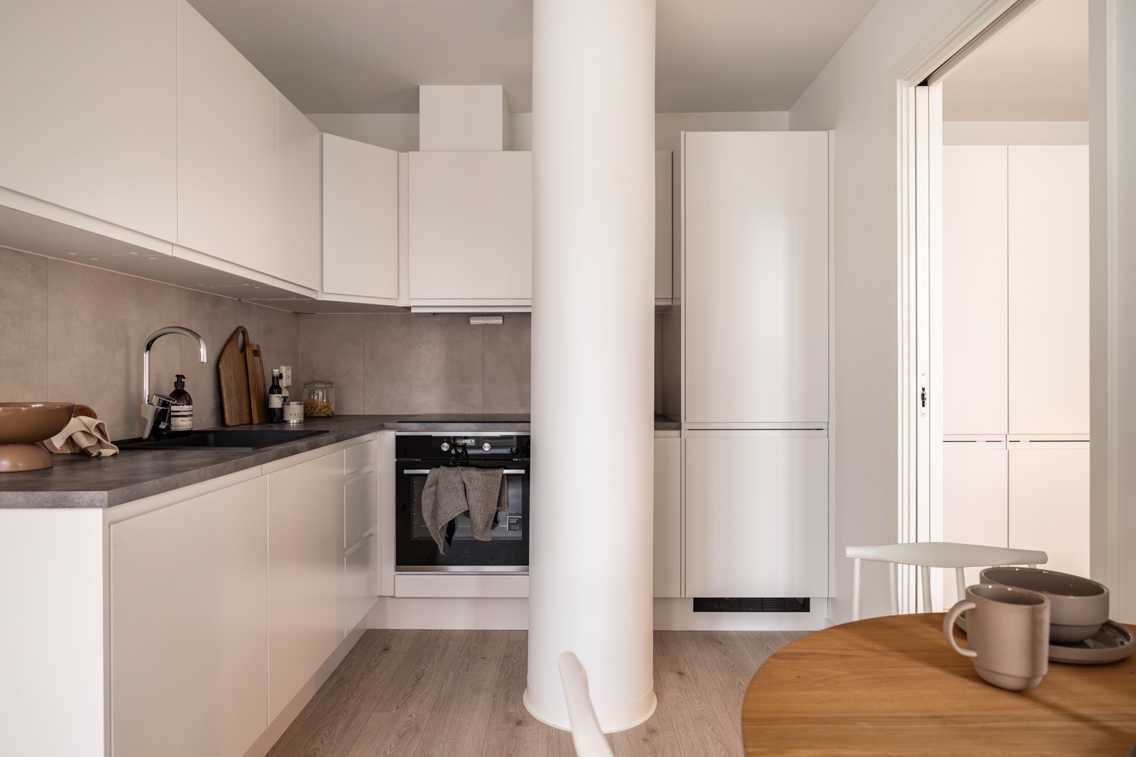 Stilrent og moderne HTH-kjøkken fra 2024 med god skap- og benkeplass. Innredningen har hvite glatte fronter med soft-close og laminert benkeplate med nedfelt oppvaskkum. Galleribilde