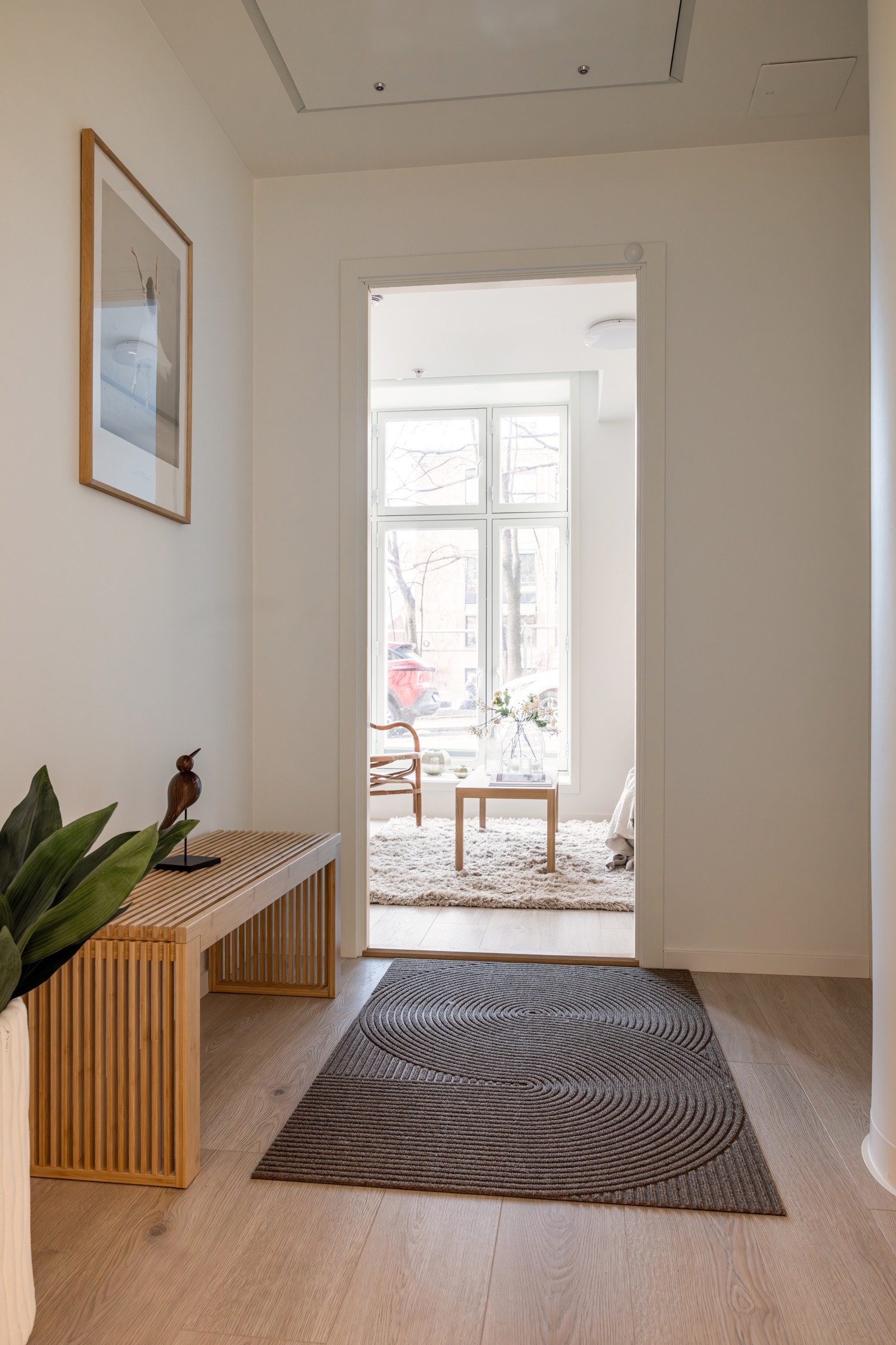 Når du entrer leiligheten får du umiddelbart et positivt inntrykk av den lyse og fine leiligheten med sin gode standard. Leiligheten var ny i 2024 og holder en gjennomgående moderne standard fra da. Galleribilde