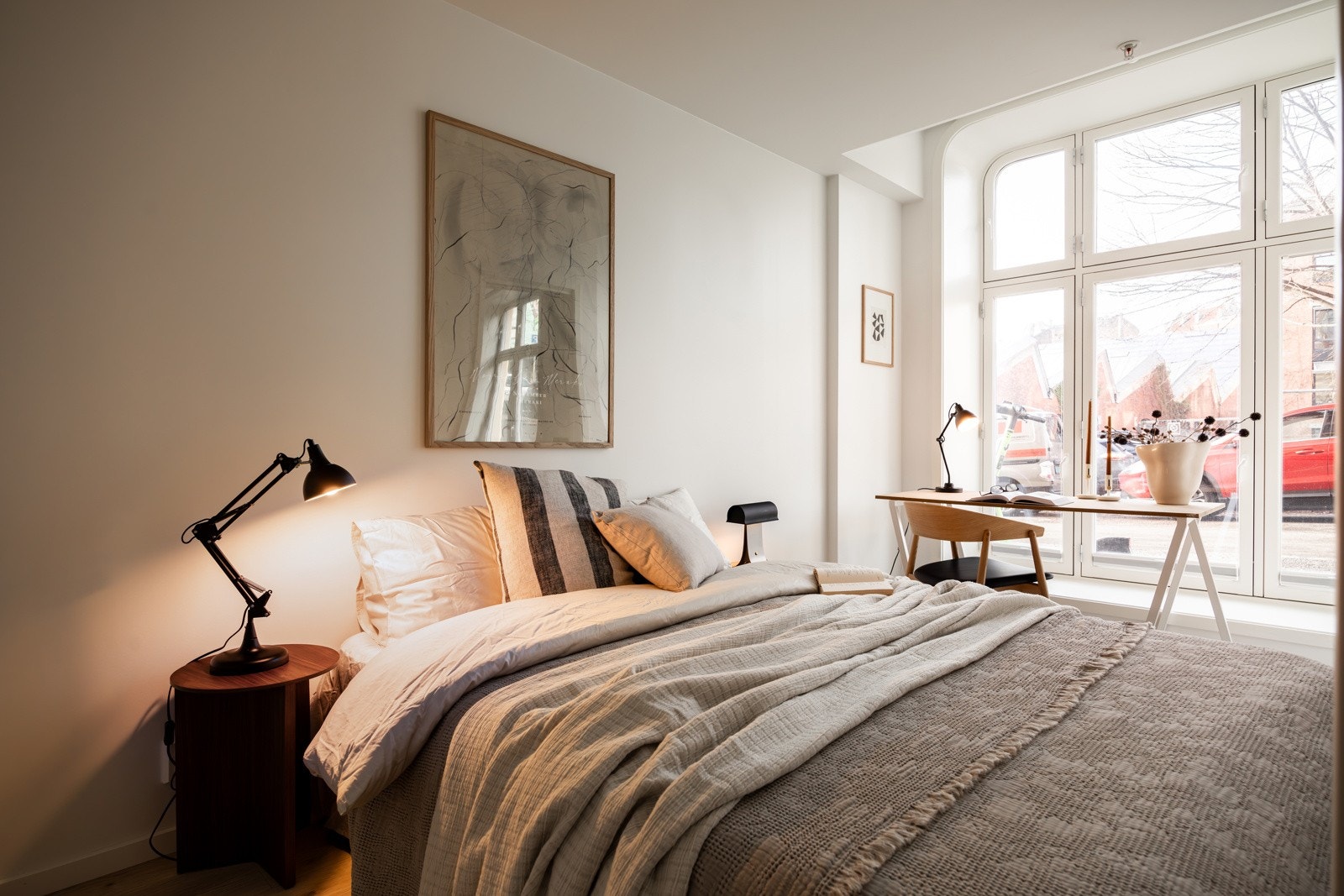 Soverommet har samme gode og moderne standard fra 2024 med enstavs laminat på gulv, vannbåren gulvvarme, glatte lysmalte overflater og skjult elektrisk anlegg. Galleribilde