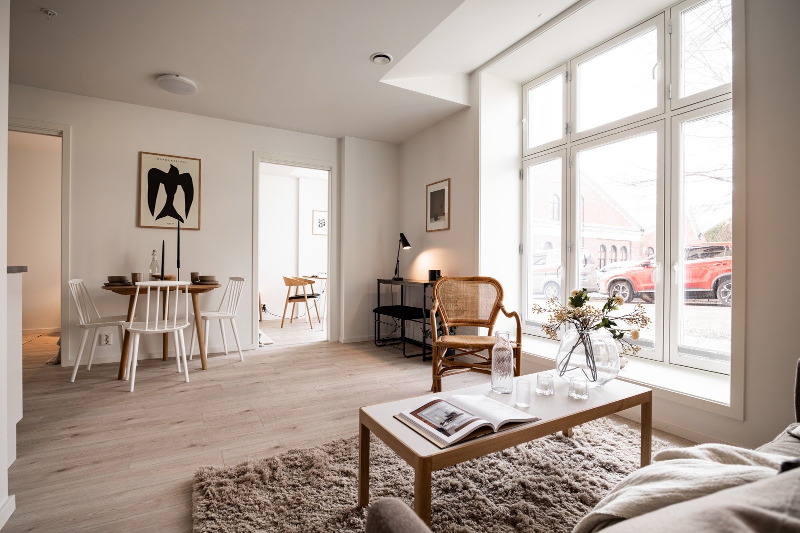 Stuen er det naturlige oppholdsrommet i leiligheten, og er et lyst, fint og luftig rom. Galleribilde