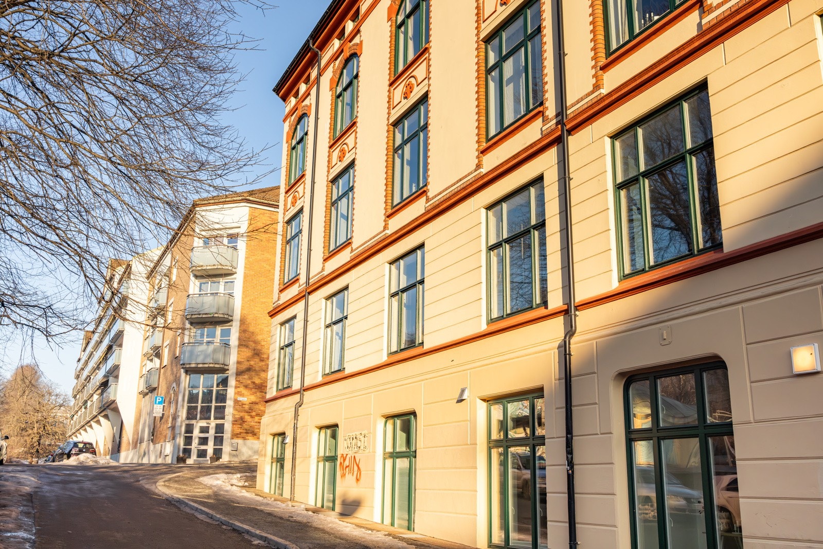 Leiligheten ble etablert i 2024 og ligger i et historisk bygg fra 1890. Attraktiv beliggenhet på Grünerløkka rett ved Akerselva og med nærhet til "alt" du kan tenke deg. I nabolaget har du både yrende folkeliv og bedagelig hverdagsliv. Galleribilde