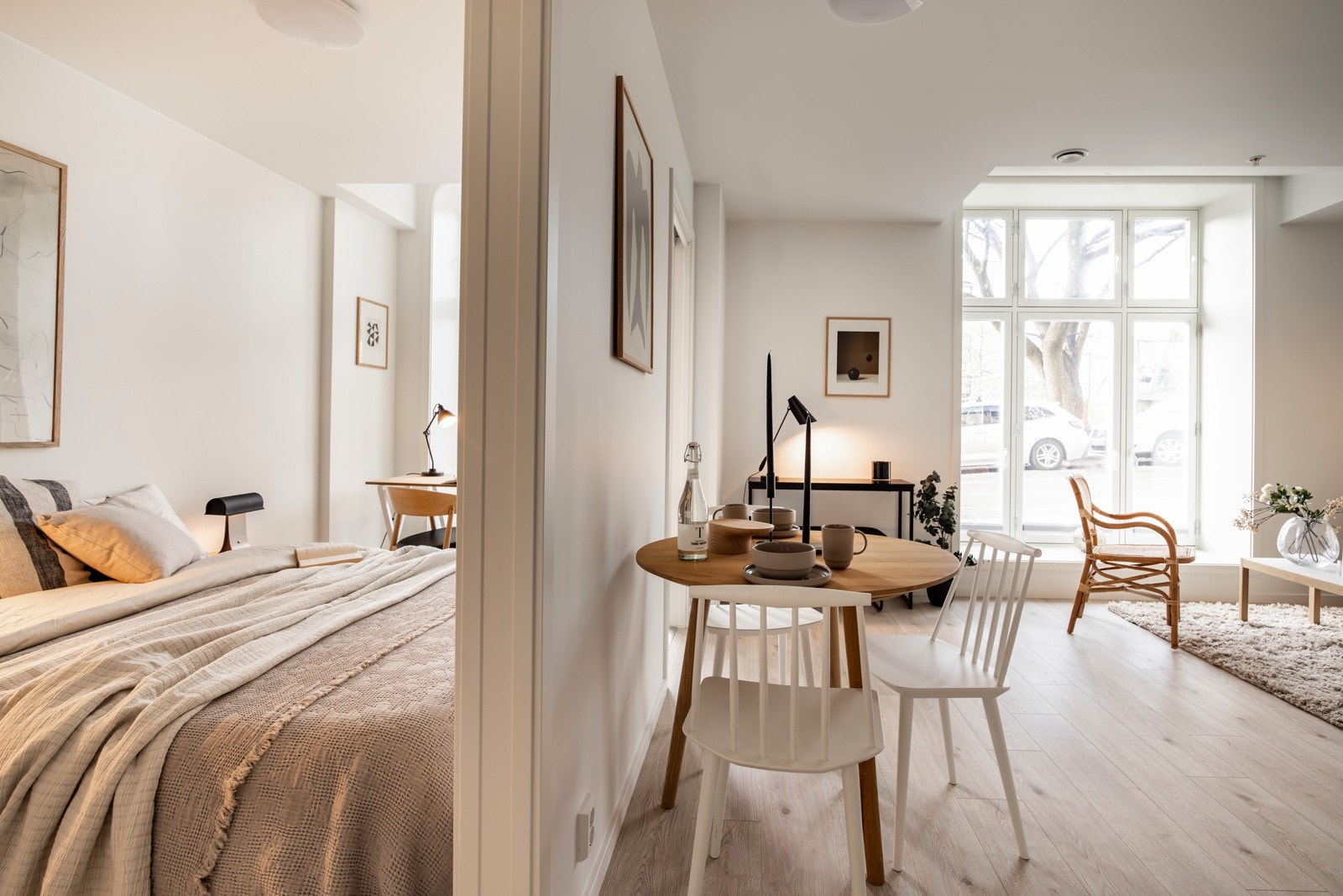 Soverommet har en praktisk planløsning med adkomst via to skyvedører på hver side av sengen. Galleribilde