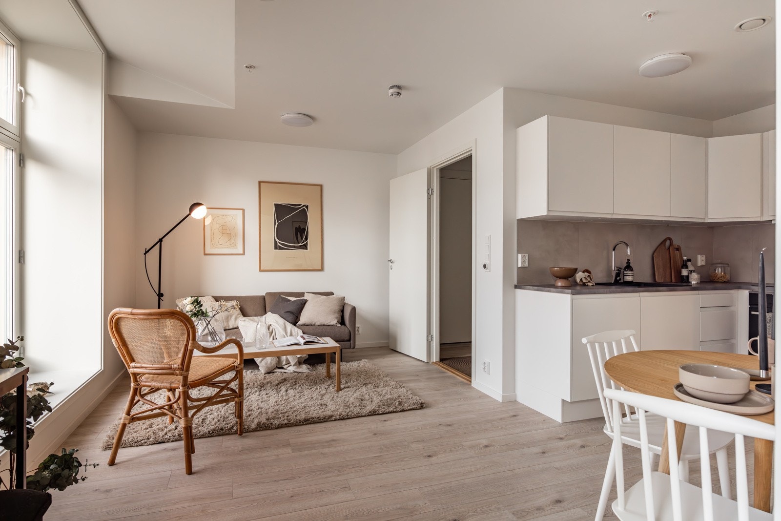Leiligheten holdes god og lun på vinterstid med vannbåren gulvvarme tilknyttet bergvarme. Både oppvarming, varmtvann og bredbånd fra Telia (100 Mbps) er inkludert i felleskostnadene. Galleribilde