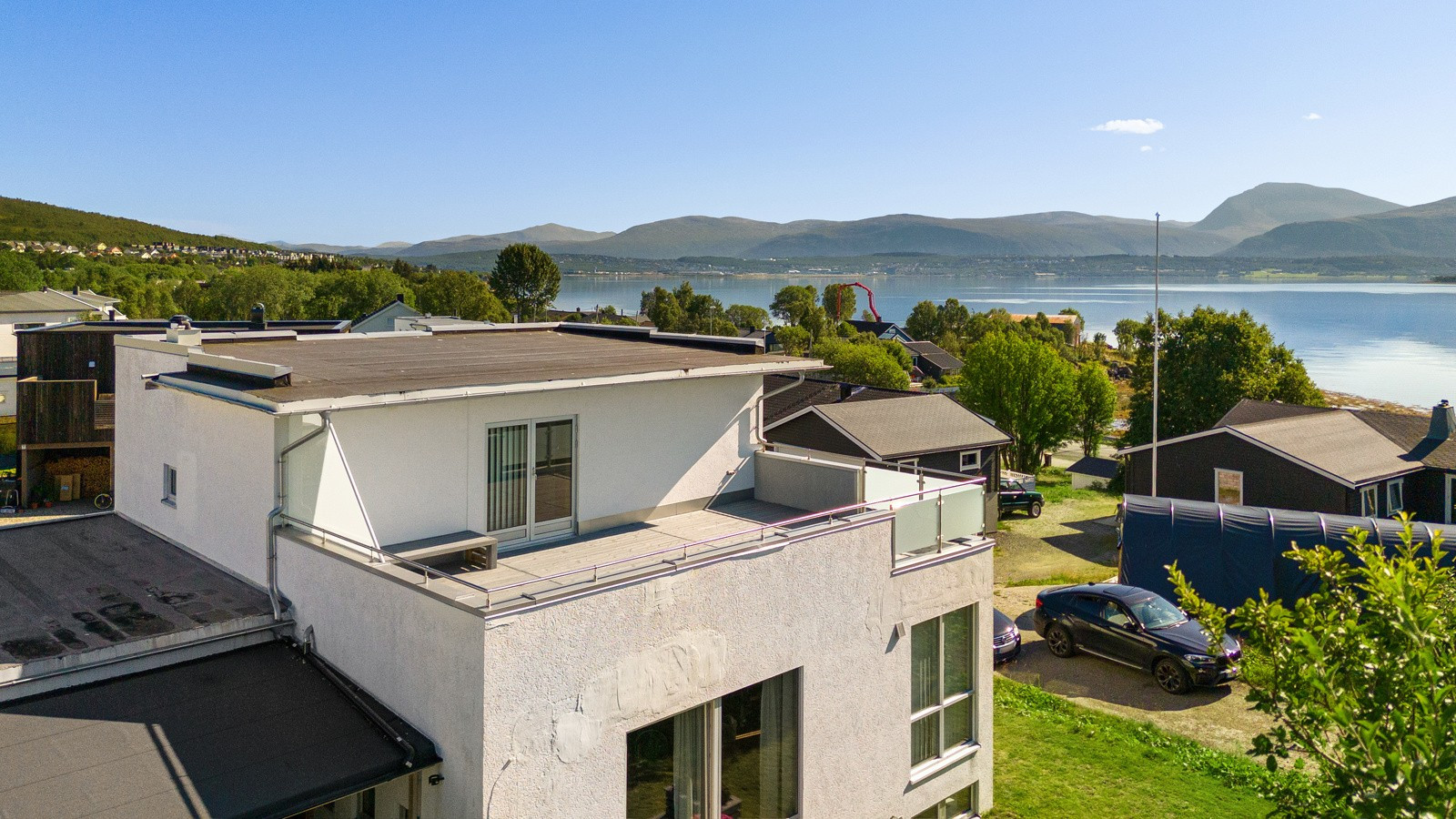 Sommerbilde - Stor og solrik takterrasse