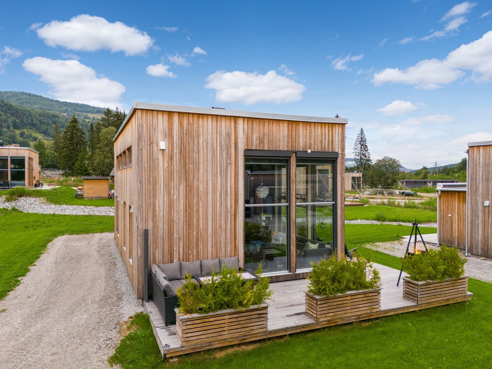 Stor og fin veranda som strekker seg til to av sidene på hytten Galleribilde