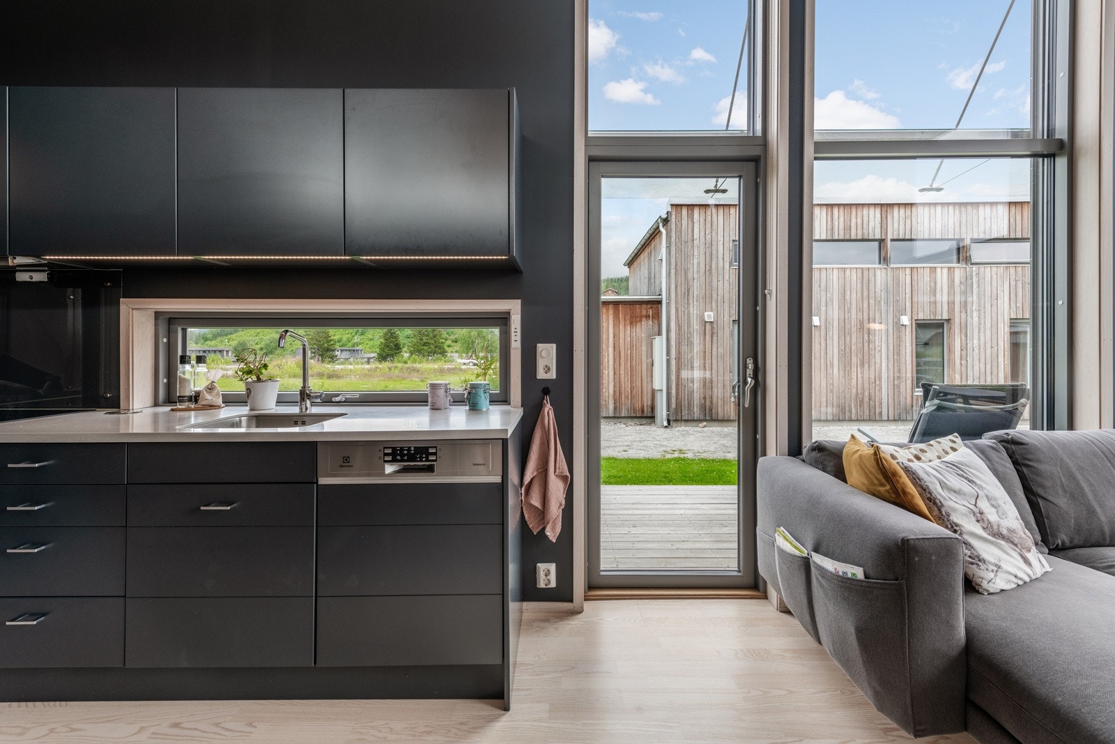 Moderne kjøkken med nydelige mørkegrå fronter Galleribilde