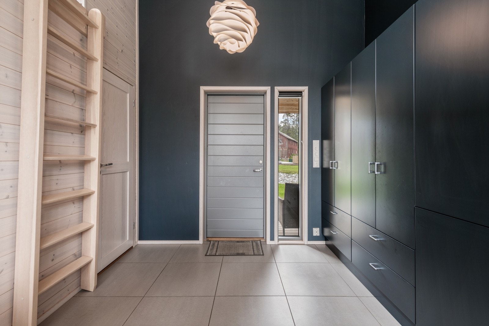 Entre med nydelige fliser på gulvet Galleribilde