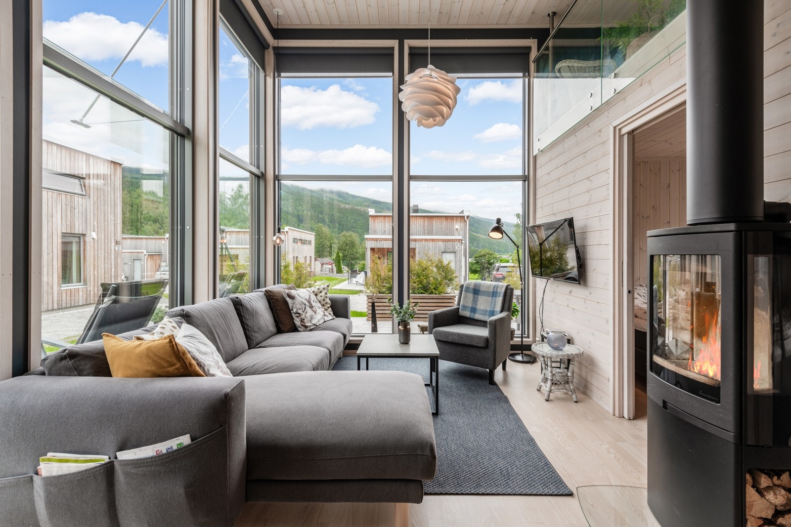 Koselig stue med store vinduer Galleribilde