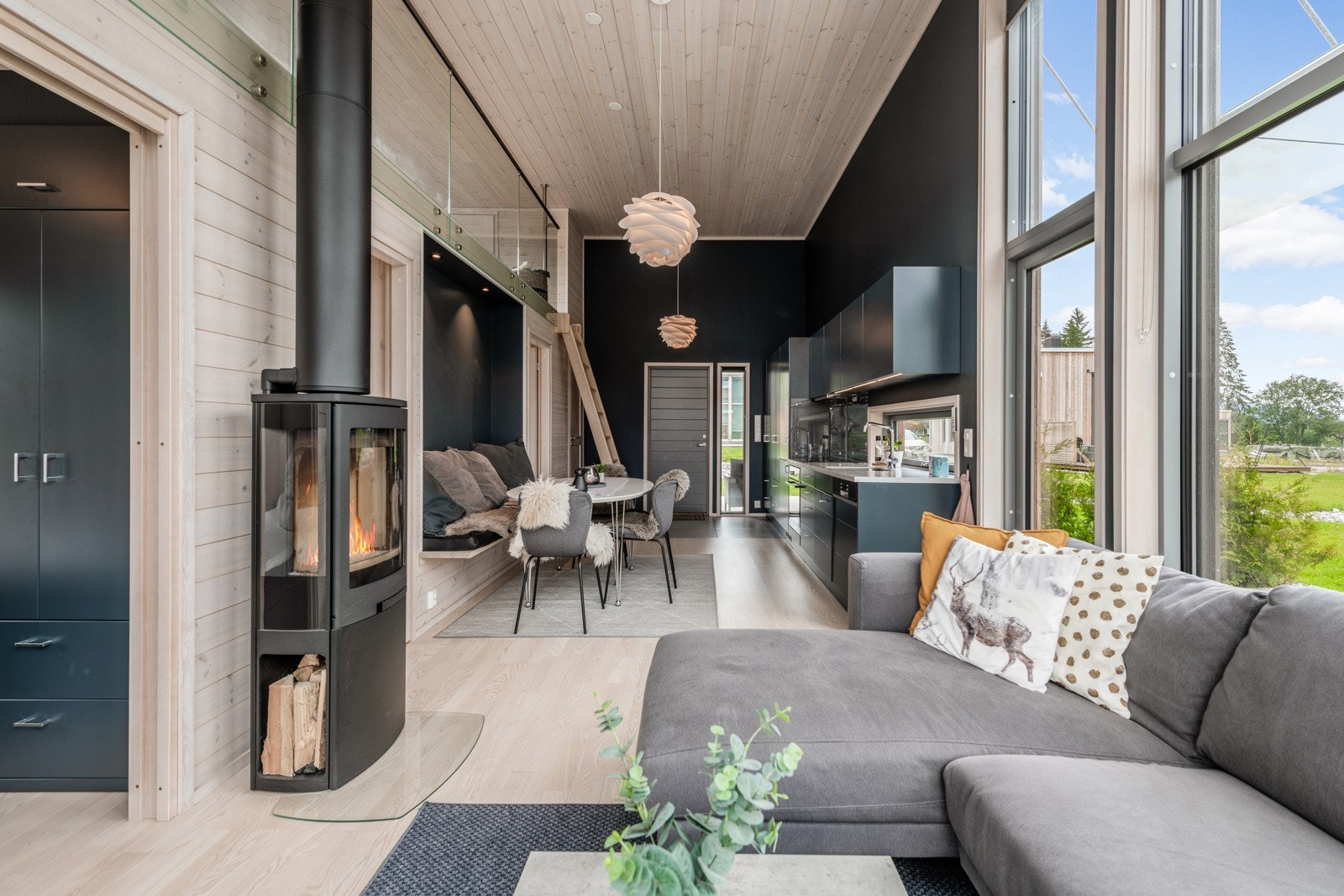 Koselig peis å karme seg på etter en dag ute i snøen eller på tur Galleribilde