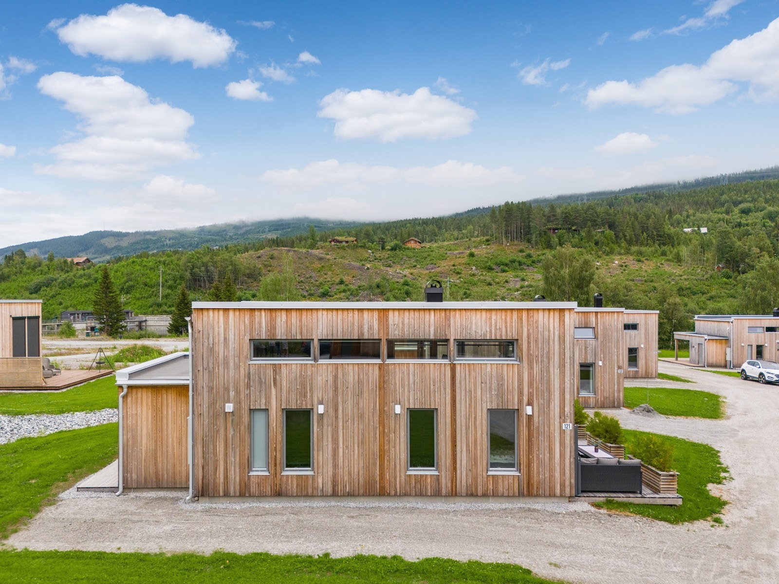 Biloppstillingsplasser på siden av hytten Galleribilde