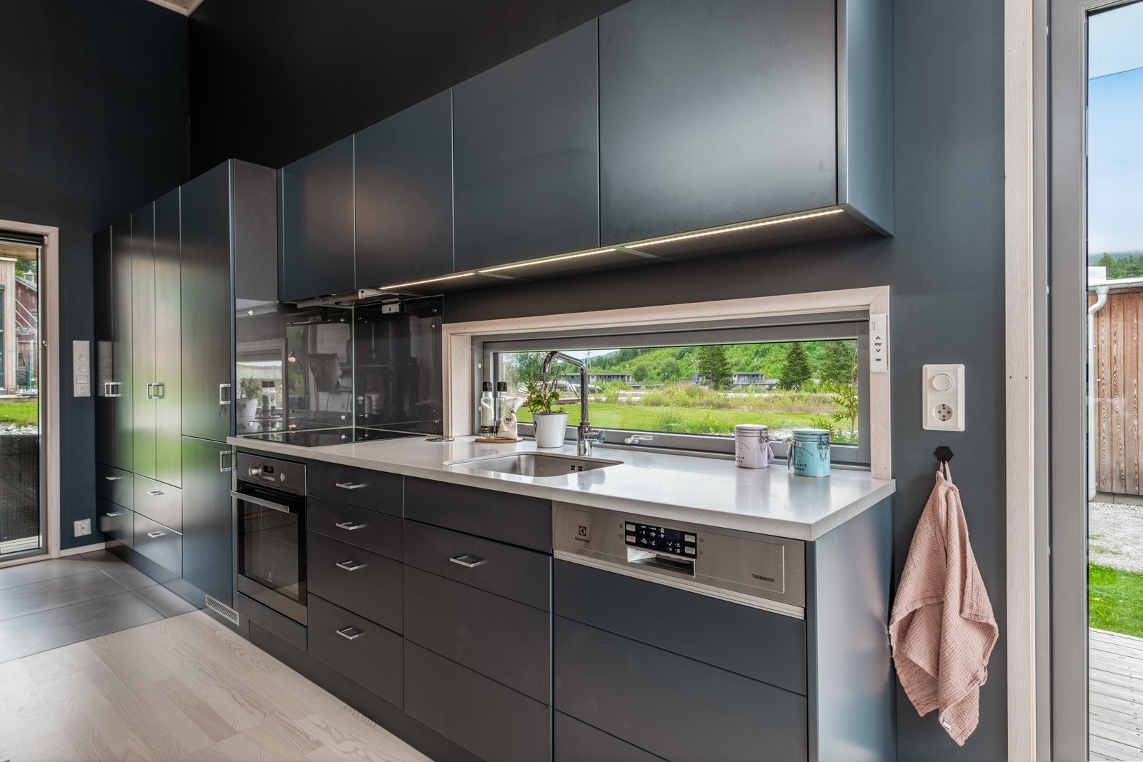 Moderne kjøkken med integrerte hvitevarer Galleribilde