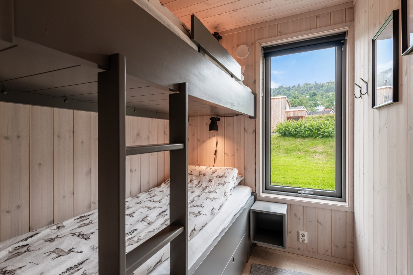 Soverom med køyeseng plass til to, med skuffer innebygd i sengen Galleribilde