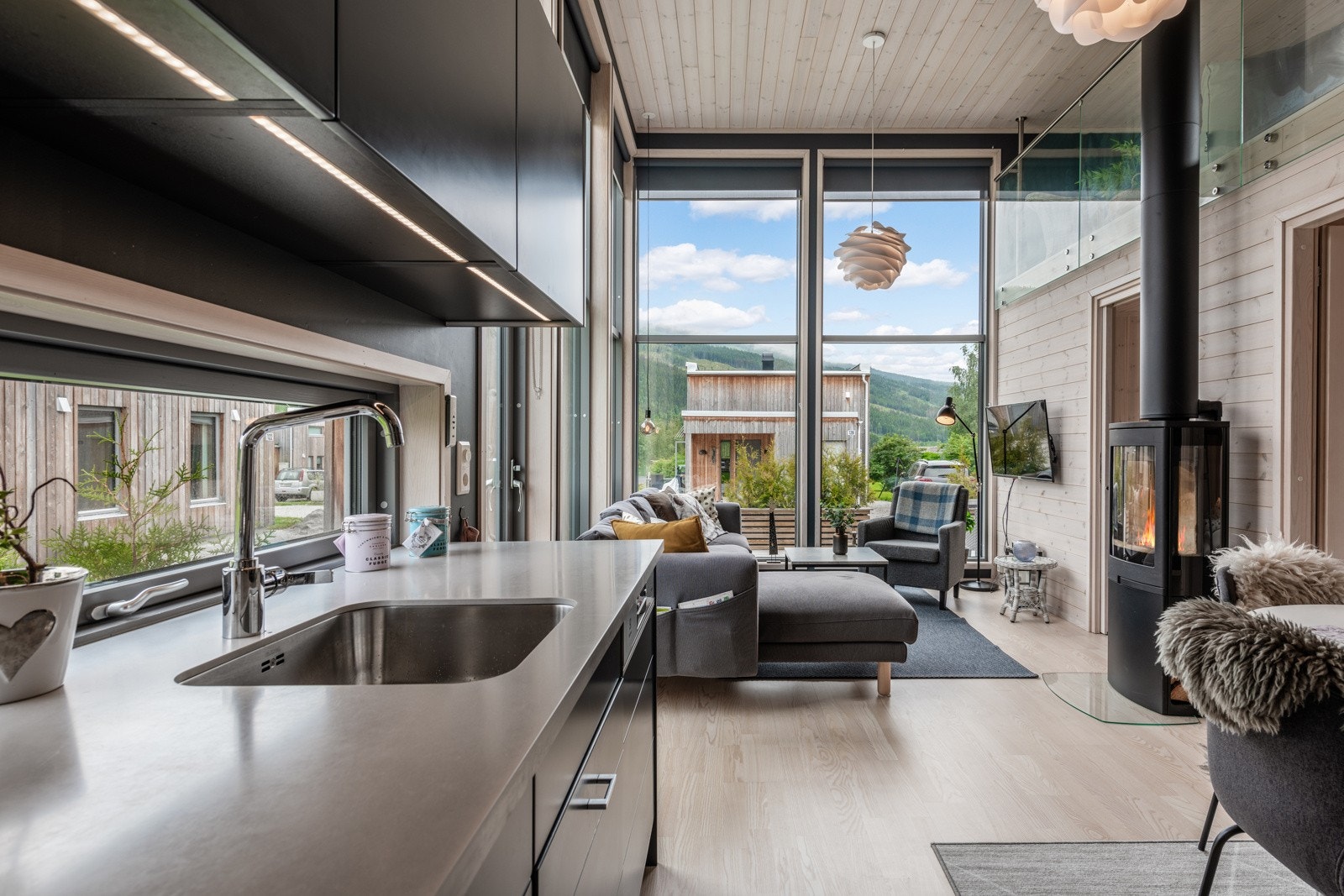 Praktiske løsninger med god plass til å lage mat på samt skapplass Galleribilde