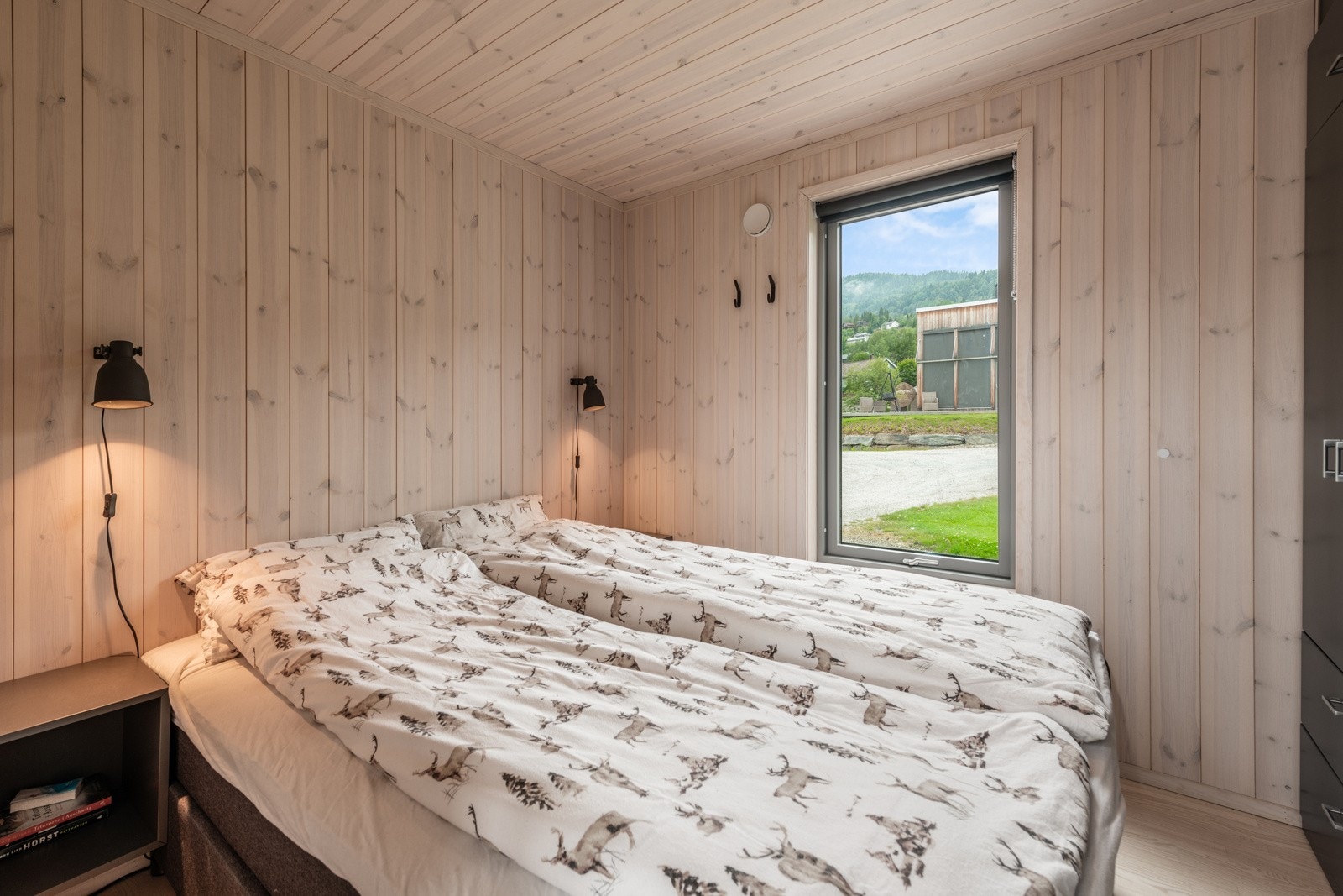 Stort og fint soverom med plass til en stor dobbetseng Galleribilde