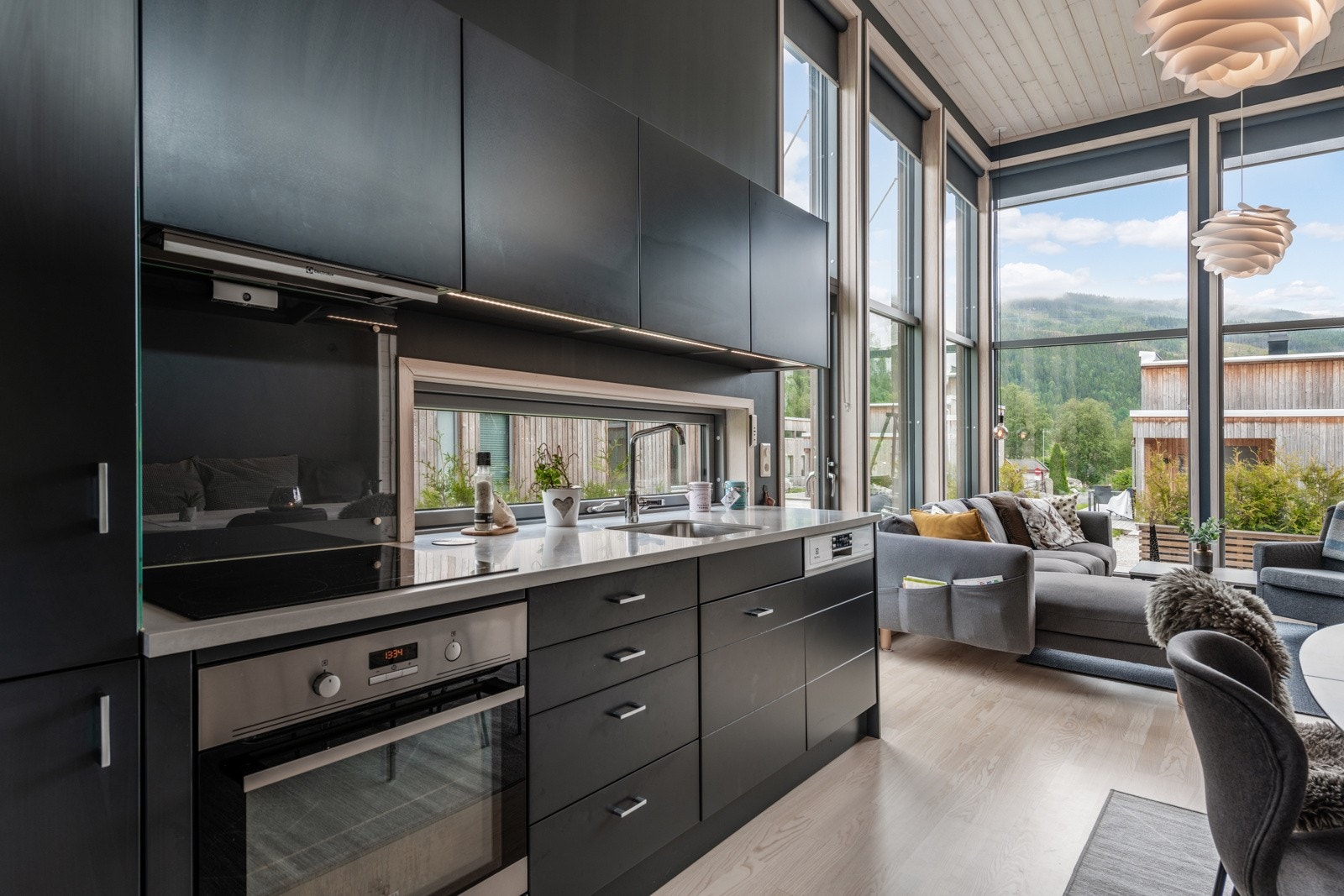 Fint å åpent mellom stuen og kjøkkenet. Galleribilde