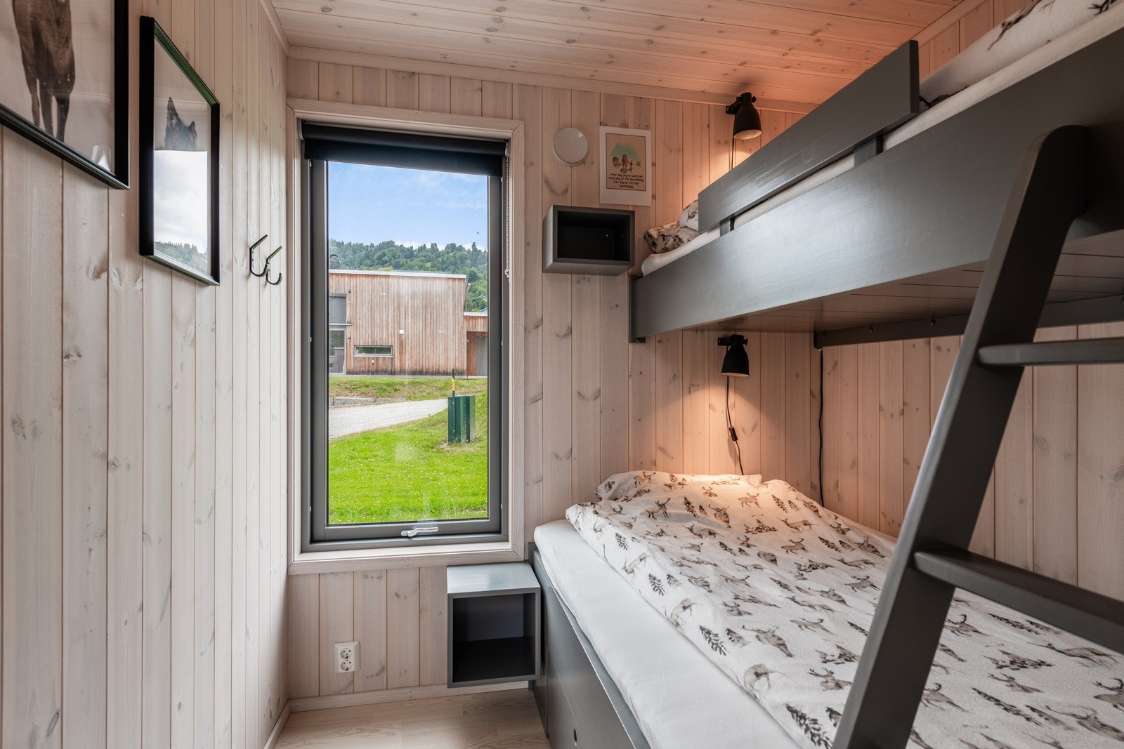 Soverom med køyeseng med plass til tre, med skuffer innebygd i sengen Galleribilde