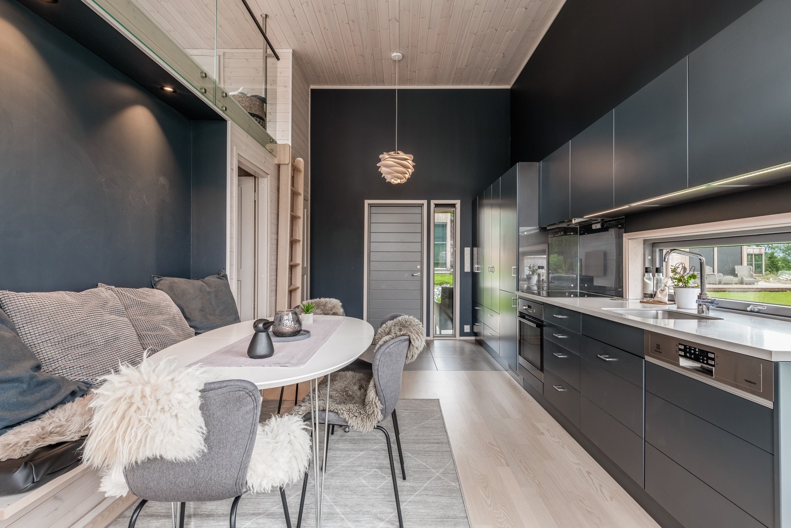 Åpent fra spisestuen til kjøkkenet Galleribilde