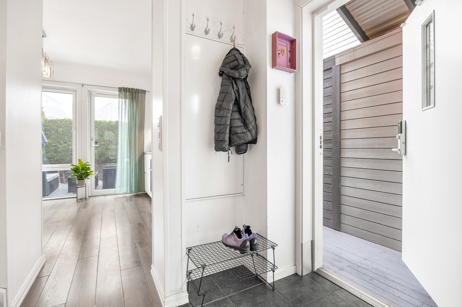 Flislagt entré med plass til skap/kommode/knaggrekke. Ytterdør med trygg og praktisk kodelås. Galleribilde