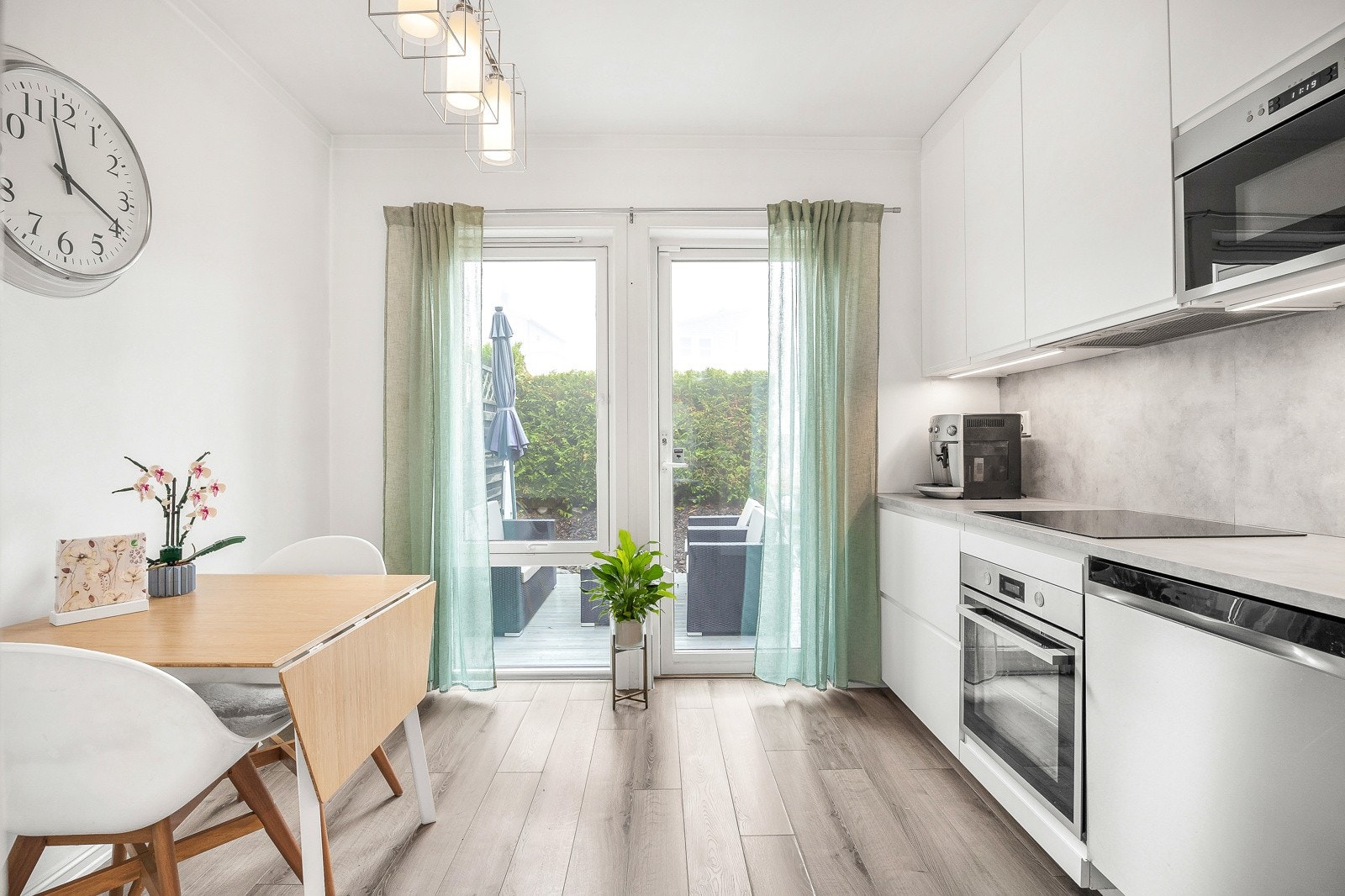 Kjøkken og spisekrok i egen sone. Galleribilde