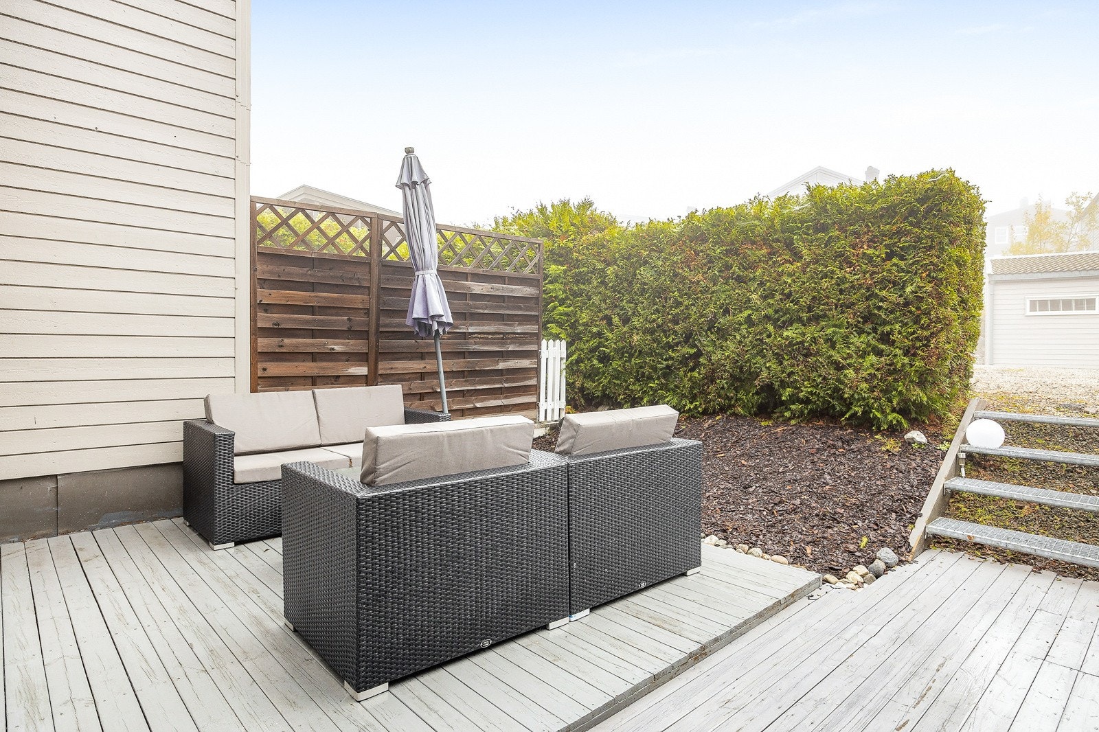 Ytterligere en terrasse på fremsiden av huset med adkomst fra kjøkkenet inne og i fra inngangspartiet. Galleribilde